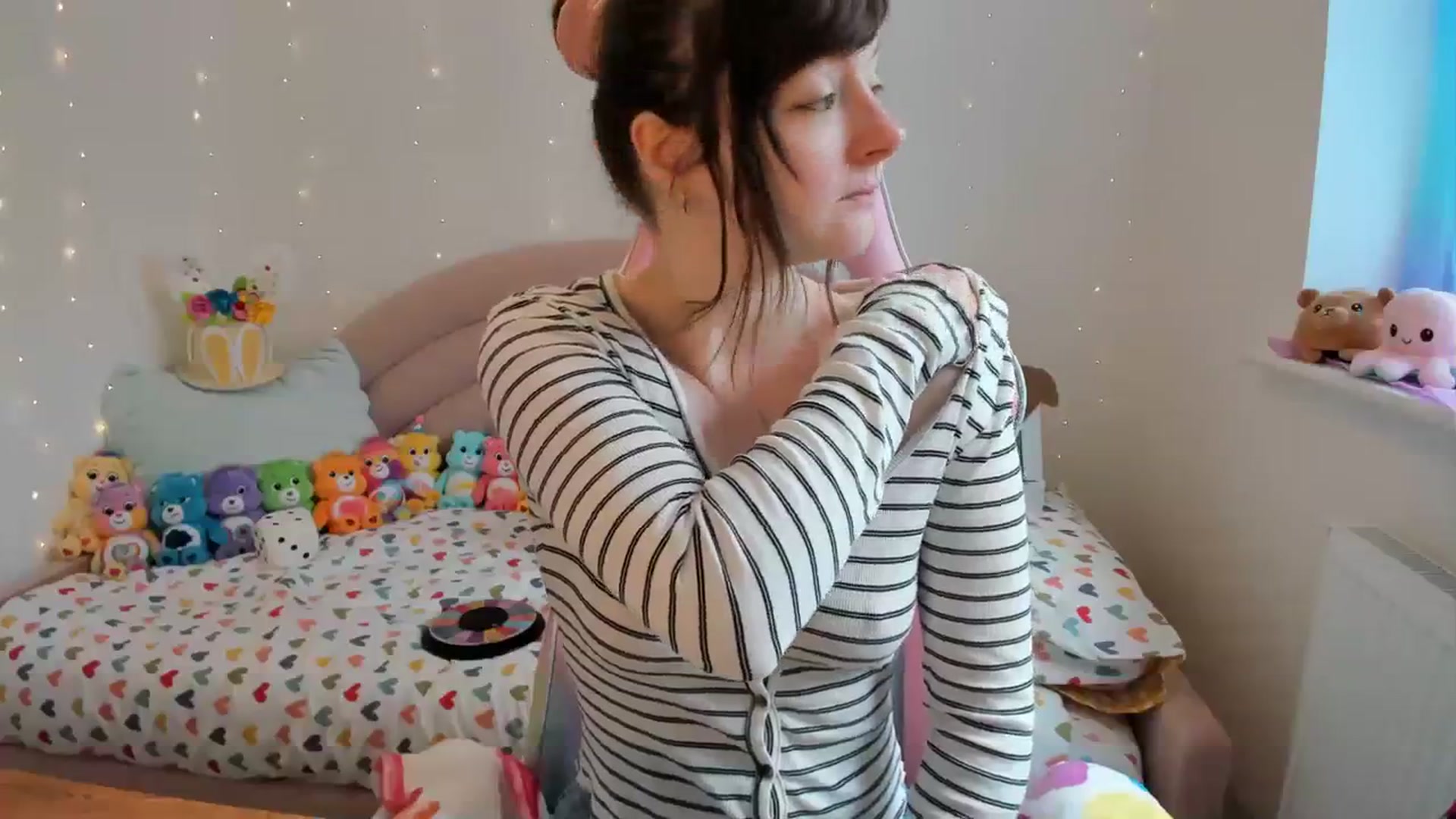 Gallery image thumbnail from JessieBear_'s myfreecams stream on, 03/08/2024, 12:35 image 16 of 20