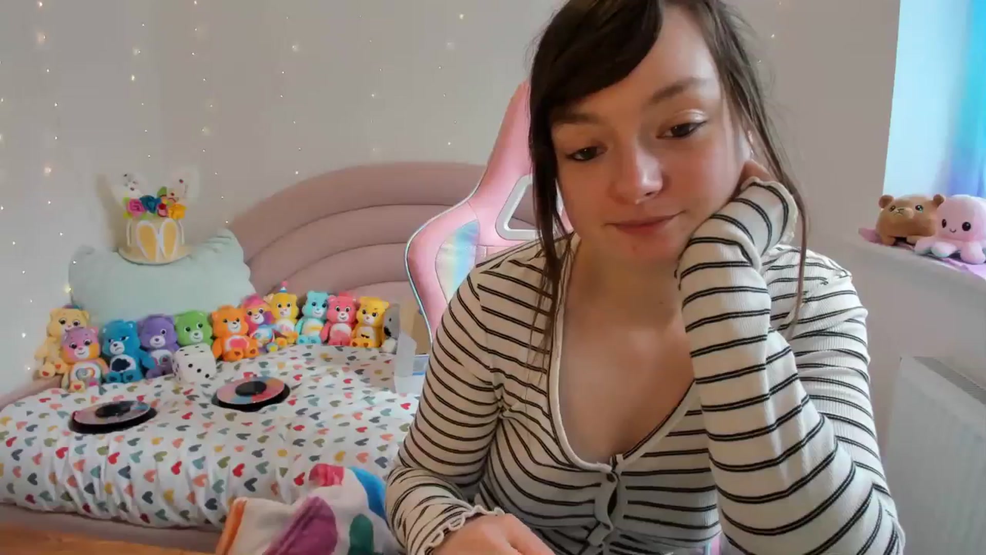 Gallery image thumbnail from JessieBear_'s myfreecams stream on, 03/08/2024, 12:35 image 6 of 20