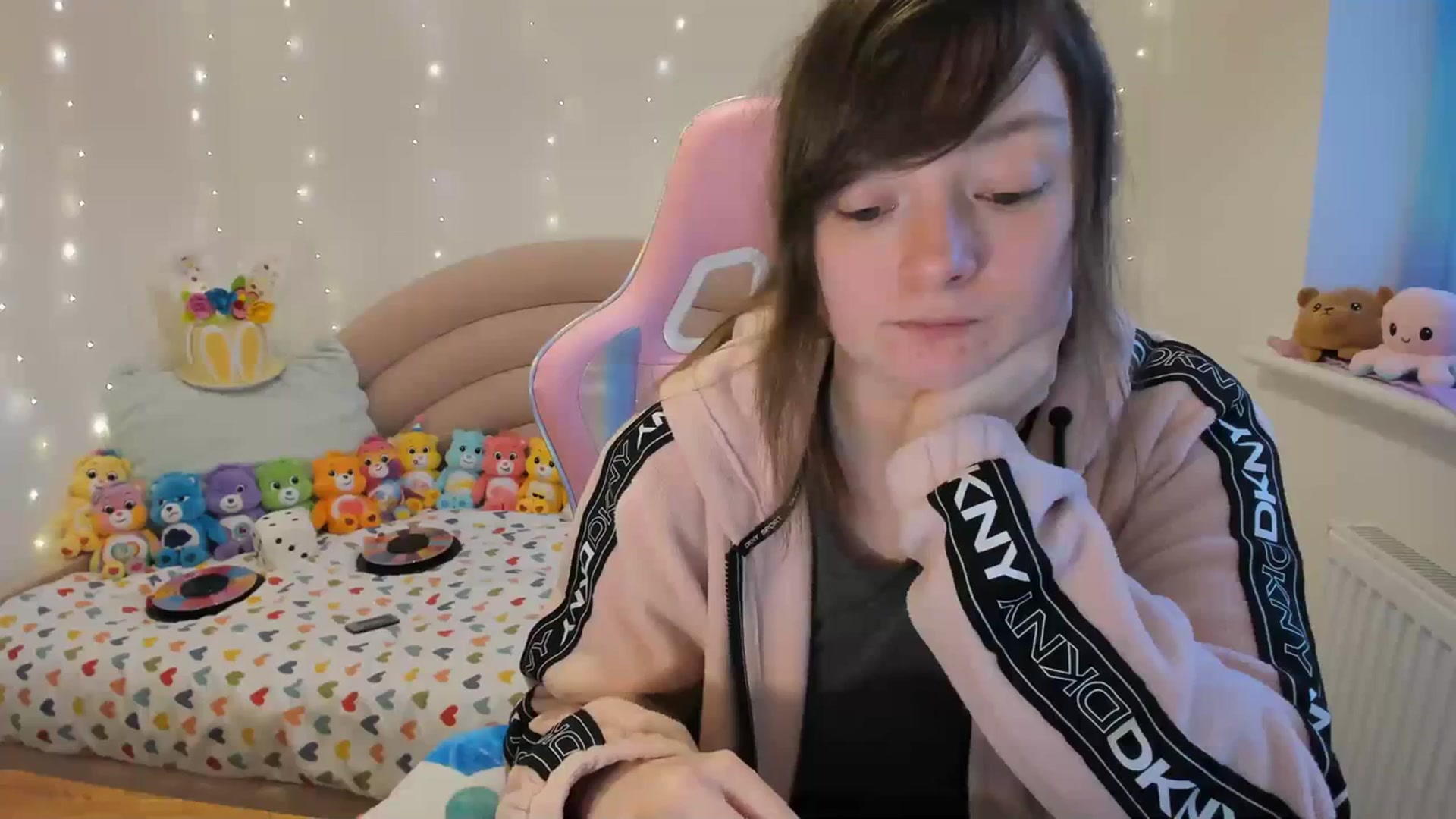 Gallery image thumbnail from JessieBear_'s myfreecams stream on, 03/11/2024, 17:36 image 16 of 20