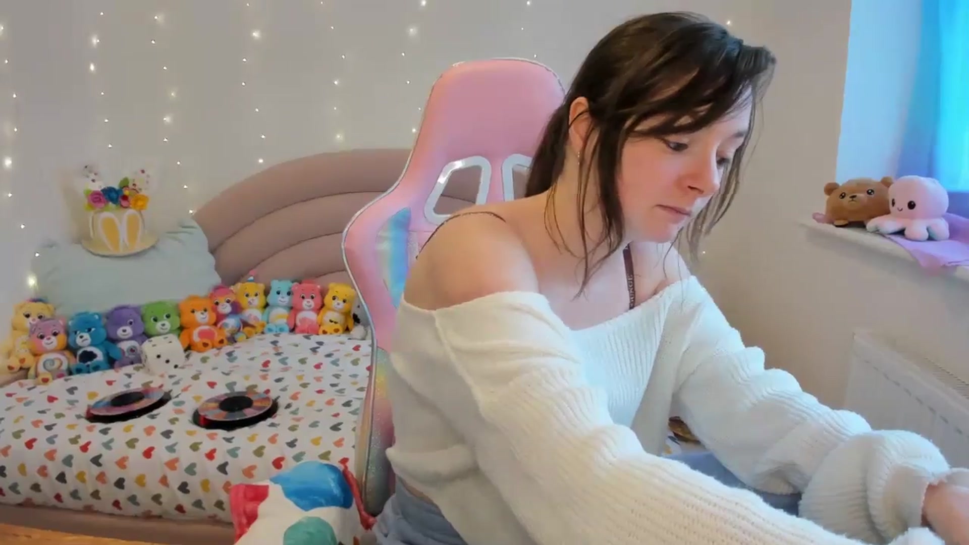 Gallery image thumbnail from JessieBear_'s myfreecams stream on, 03/18/2024, 16:58 image 15 of 20