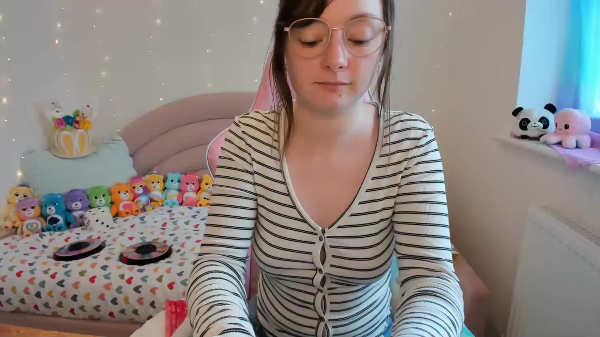 Gallery image thumbnail from JessieBear_'s myfreecams stream on, 03/19/2024, 18:08 image 7 of 20