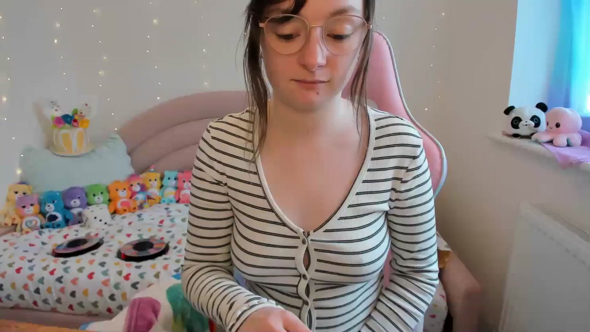 Gallery image thumbnail from JessieBear_'s myfreecams stream on, 03/19/2024, 18:08 image 3 of 20