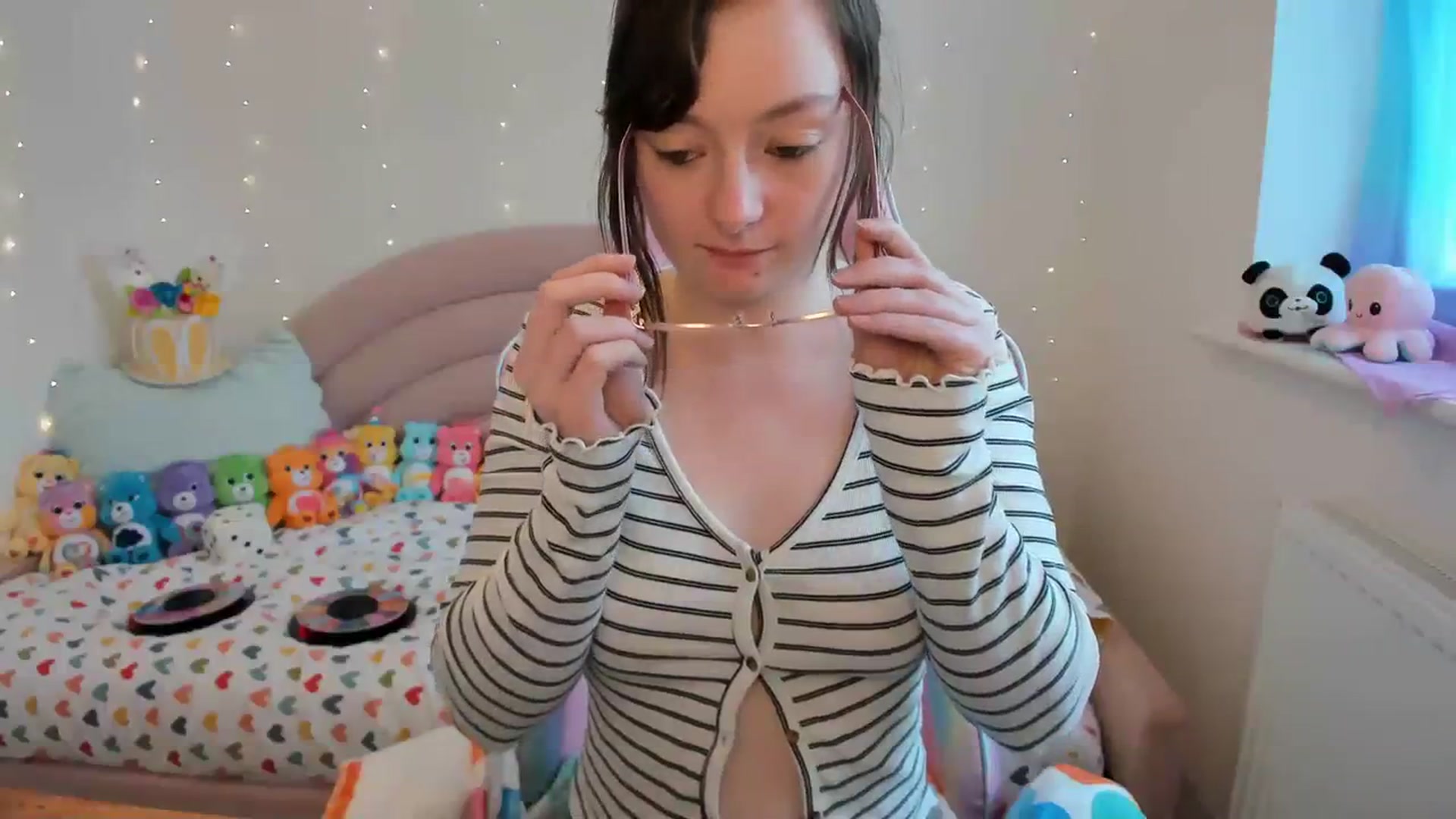 Gallery image thumbnail from JessieBear_'s myfreecams stream on, 03/19/2024, 18:08 image 10 of 20