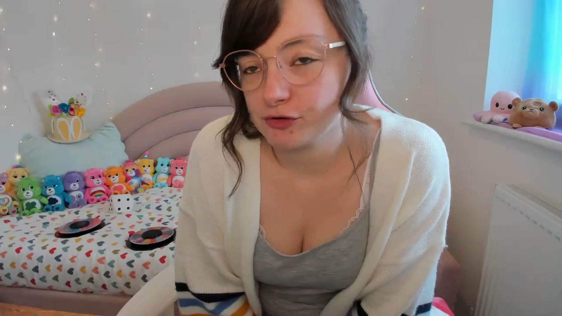 Gallery image thumbnail from JessieBear_'s myfreecams stream on, 03/22/2024, 16:08 image 18 of 20
