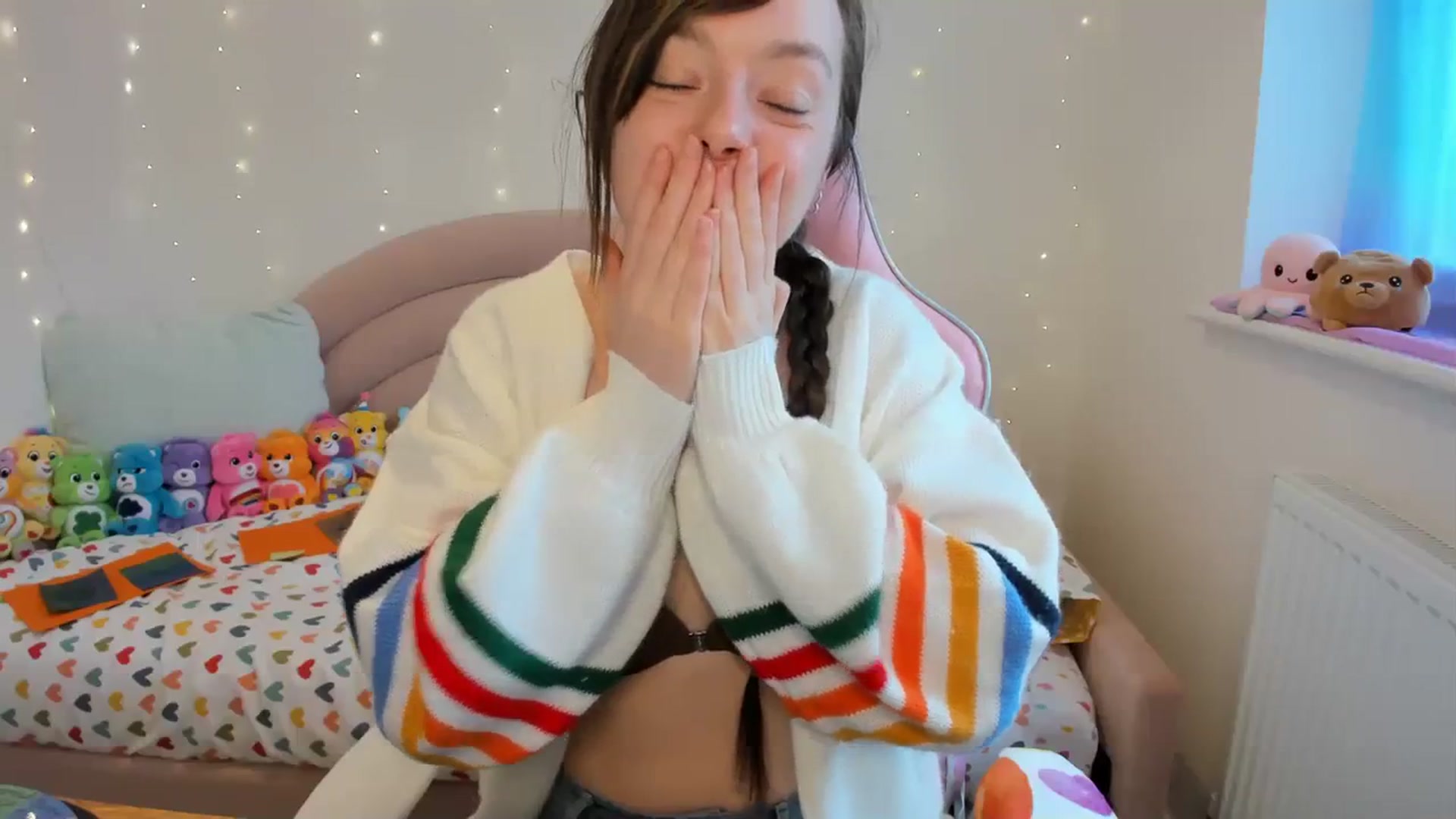 Gallery image thumbnail from JessieBear_'s myfreecams stream on, 04/09/2024, 17:08 image 13 of 20