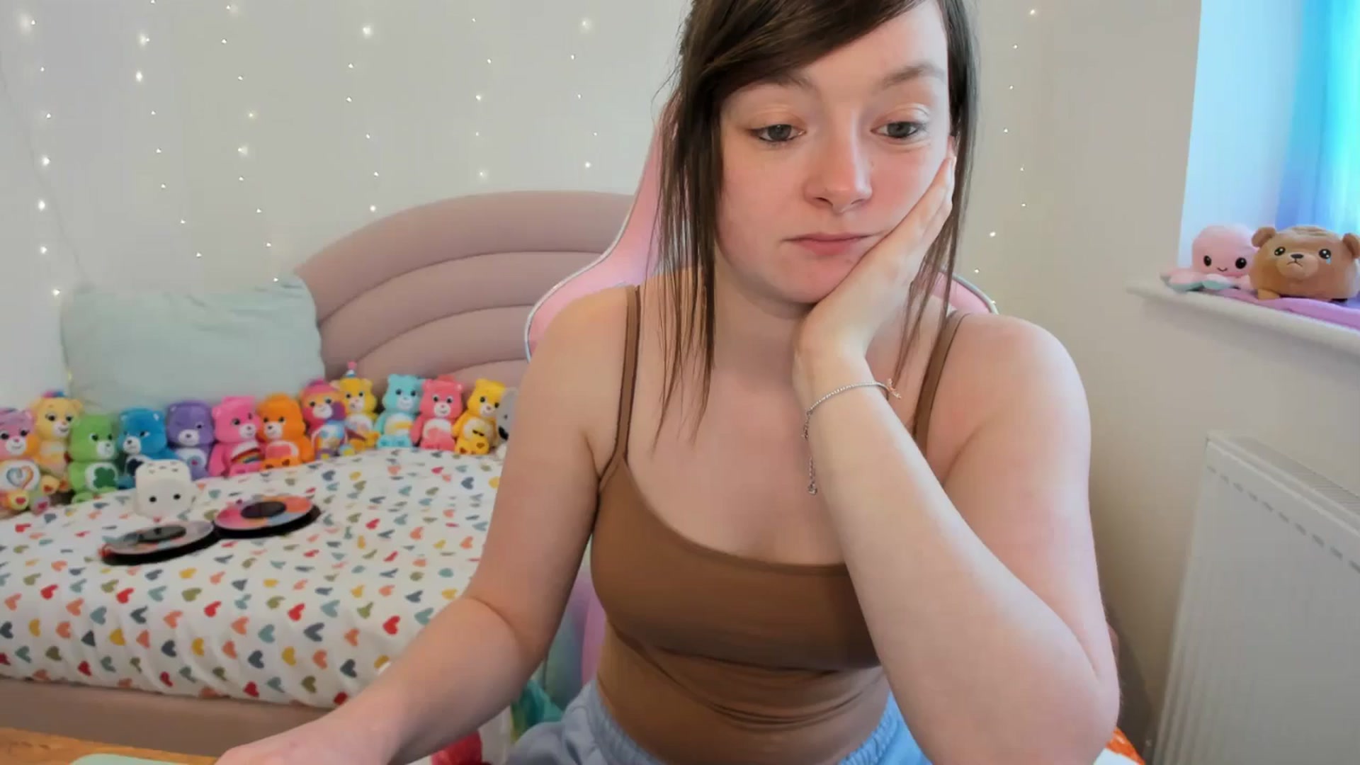 Gallery image thumbnail from JessieBear_'s myfreecams stream on, 04/19/2024, 16:32 image 7 of 20