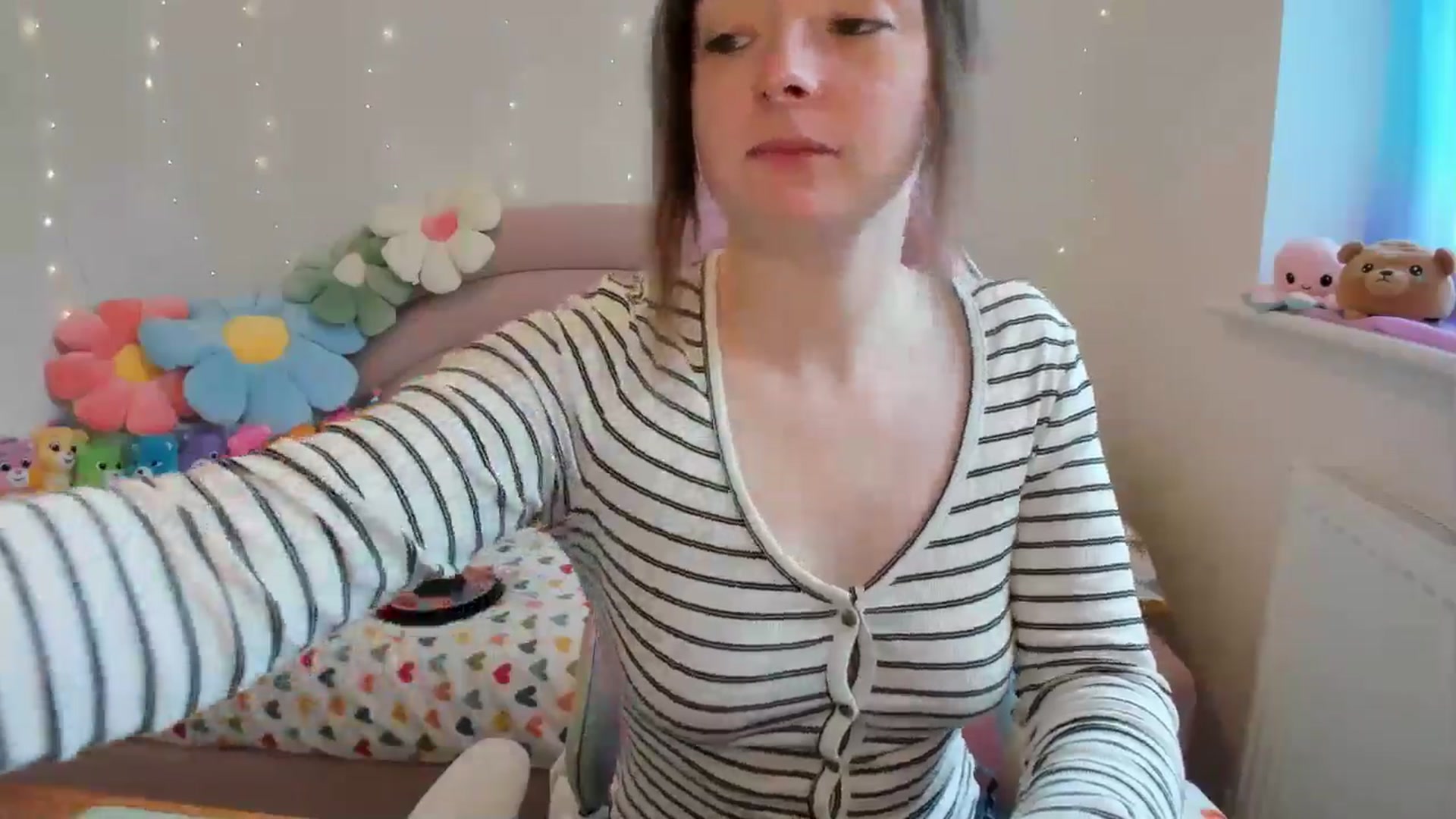 Gallery image thumbnail from JessieBear_'s myfreecams stream on, 04/22/2024, 13:29 image 14 of 20