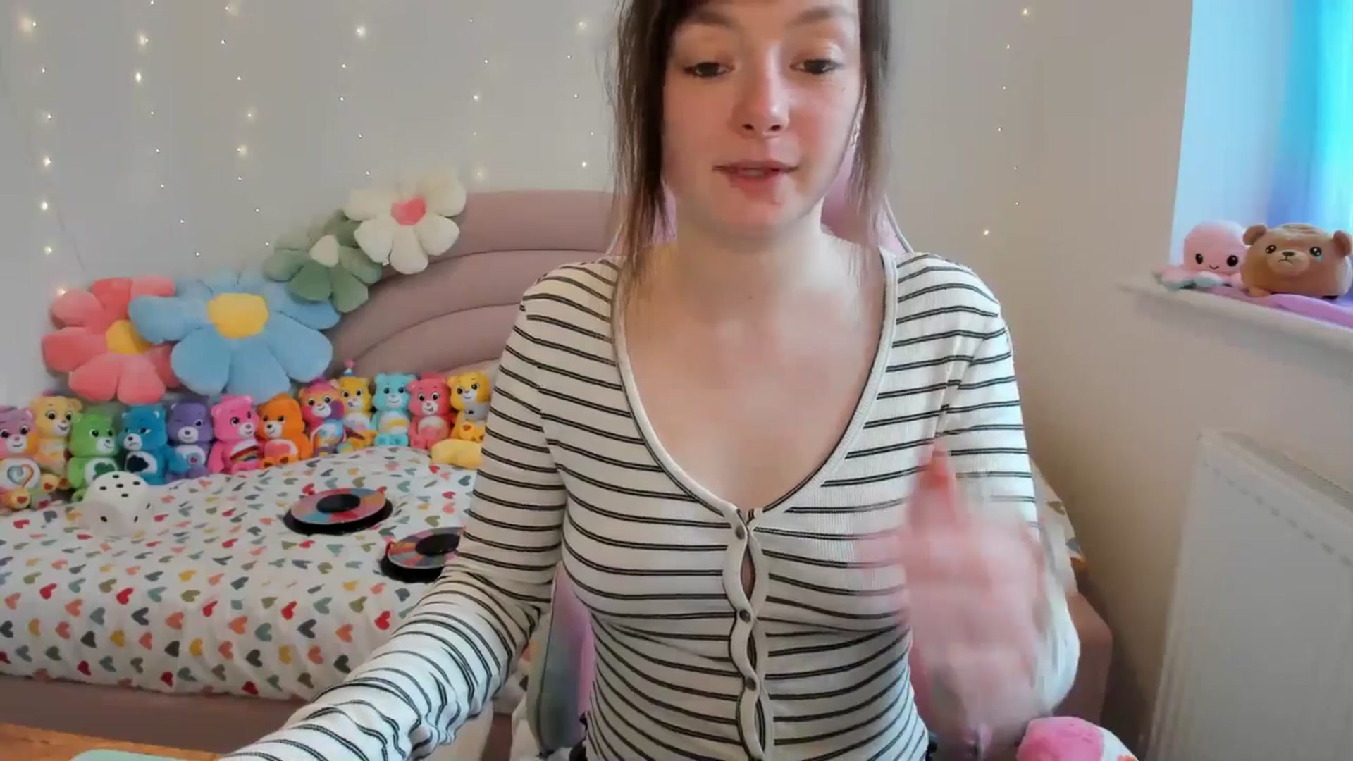 Gallery image thumbnail from JessieBear_'s myfreecams stream on, 04/22/2024, 13:29 image 19 of 20