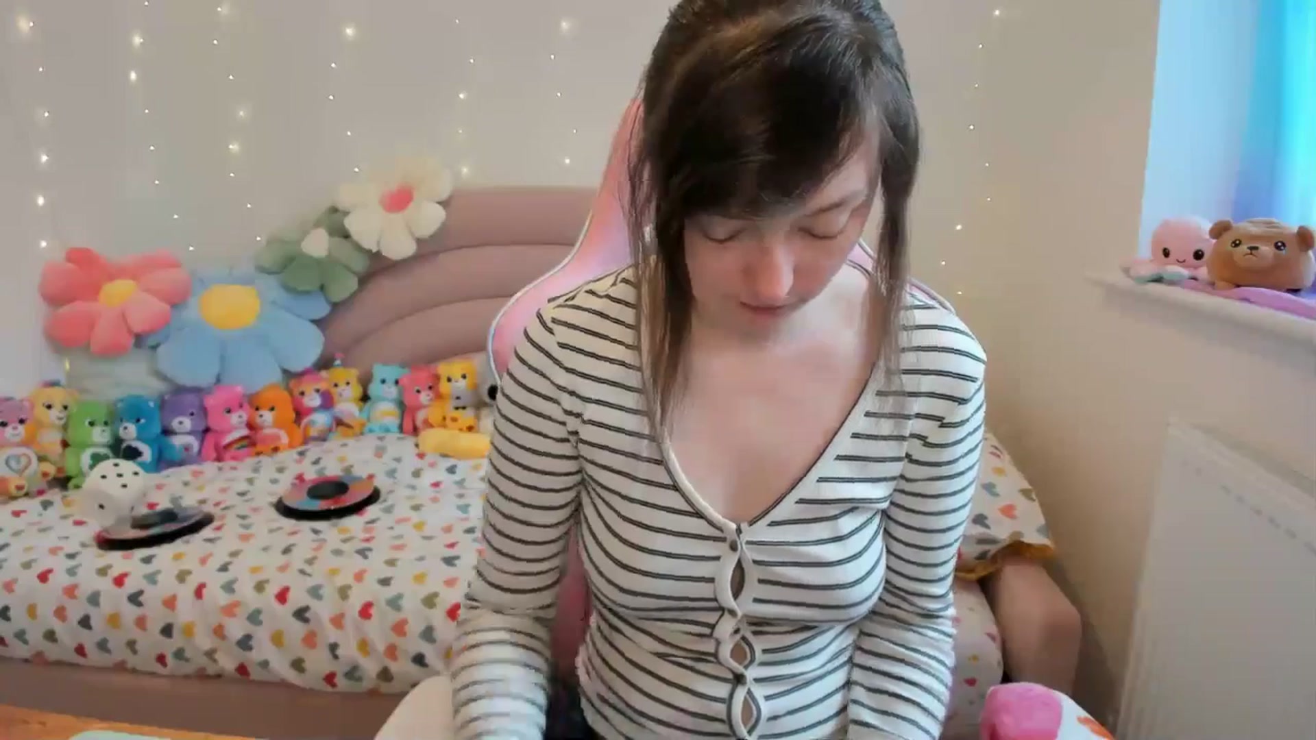 Gallery image thumbnail from JessieBear_'s myfreecams stream on, 04/22/2024, 13:29 image 2 of 20