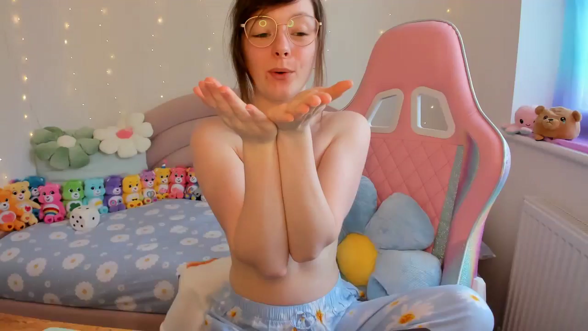 Gallery image thumbnail from JessieBear_'s myfreecams stream on, 05/02/2024, 17:15 image 20 of 20