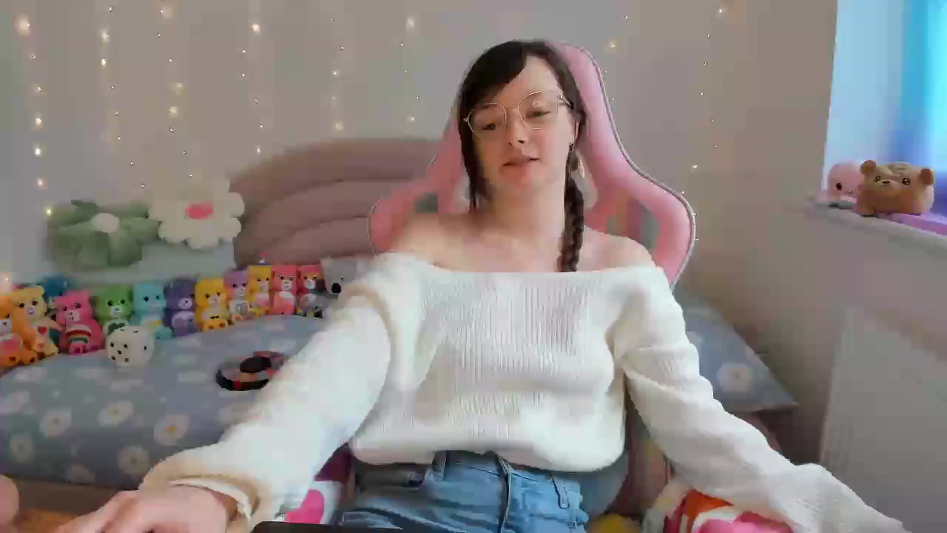 Gallery image thumbnail from JessieBear_'s myfreecams stream on, 05/03/2024, 17:13 image 15 of 20