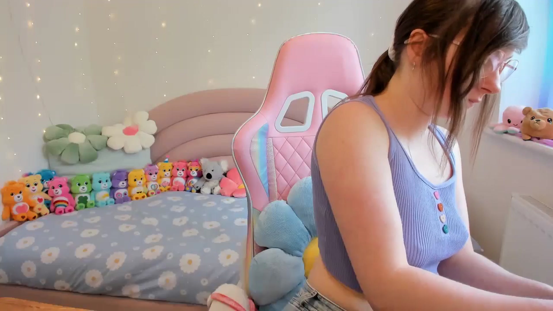 Gallery image thumbnail from JessieBear_'s myfreecams stream on, 05/08/2024, 15:20 image 6 of 20