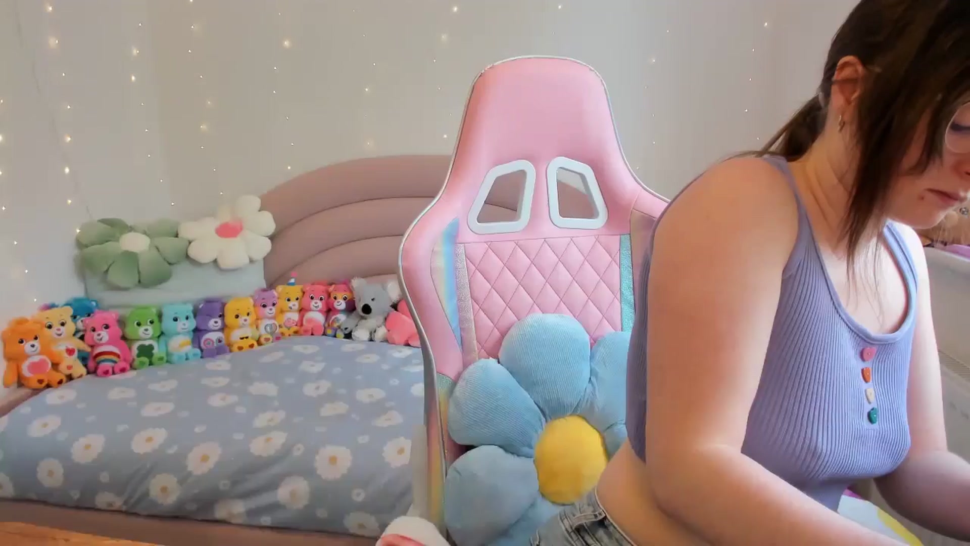 Gallery image thumbnail from JessieBear_'s myfreecams stream on, 05/08/2024, 15:20 image 9 of 20