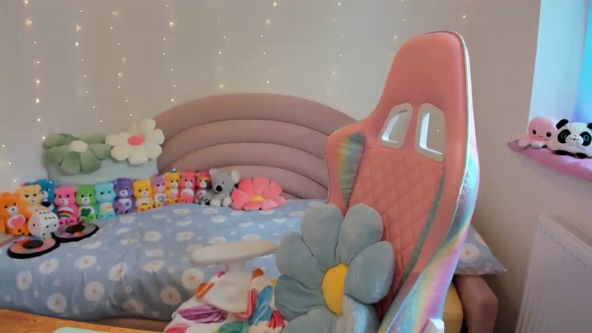 Gallery image thumbnail from JessieBear_'s myfreecams stream on, 05/17/2024, 17:04 image 2 of 20