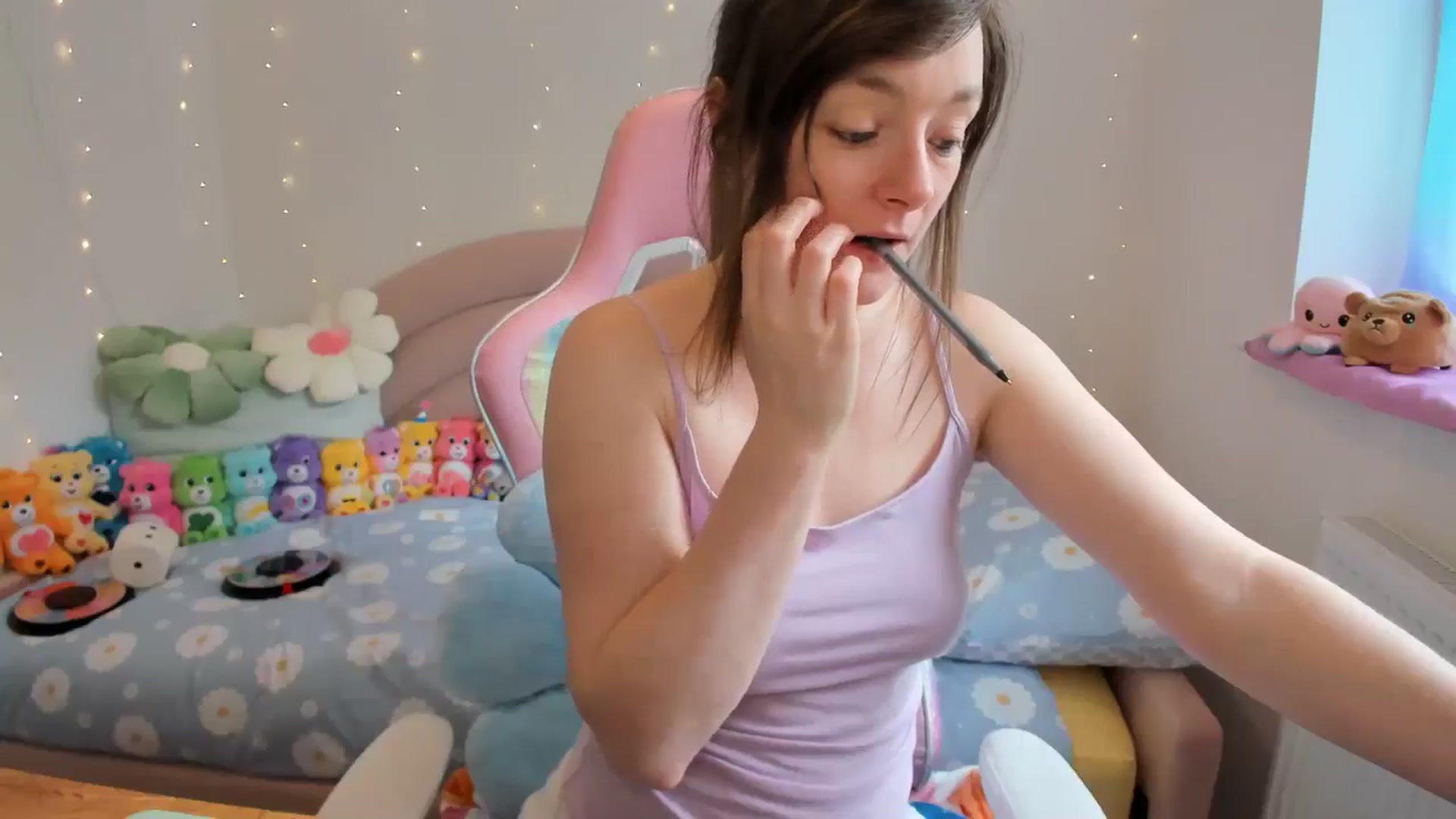 Gallery image thumbnail from JessieBear_'s myfreecams stream on, 05/21/2024, 14:24 image 2 of 20