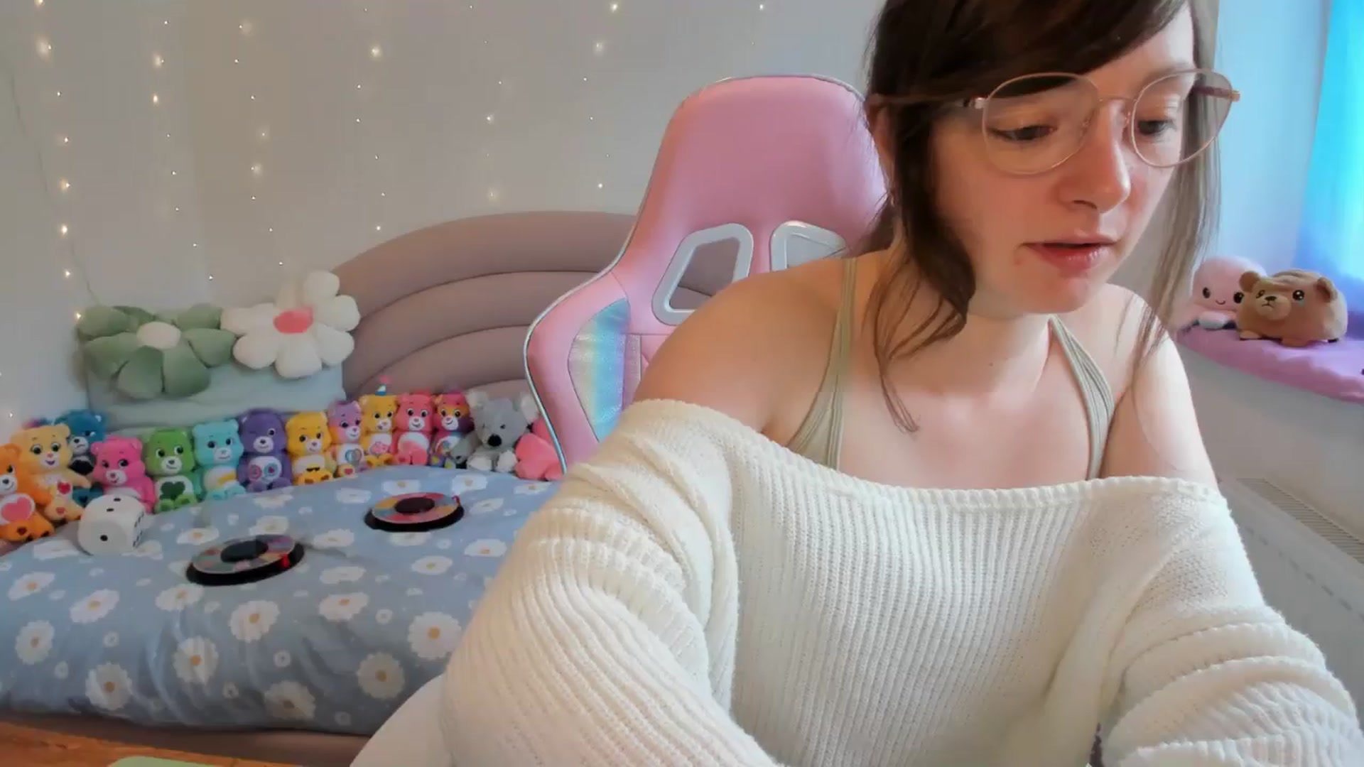 Gallery image thumbnail from JessieBear_'s myfreecams stream on, 05/30/2024, 14:45 image 13 of 20