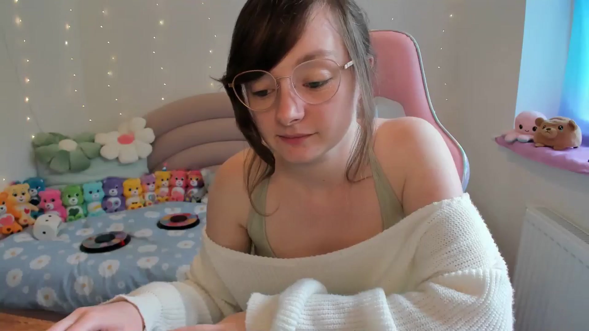 Gallery image thumbnail from JessieBear_'s myfreecams stream on, 05/30/2024, 14:59 image 16 of 20