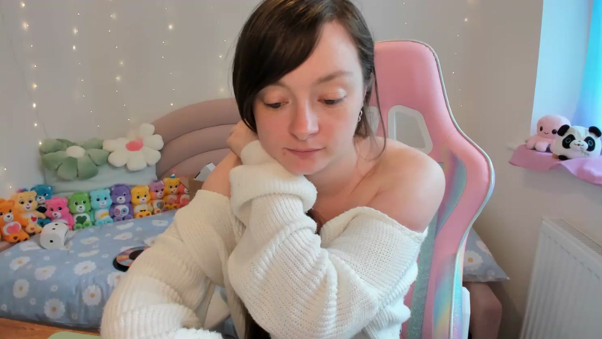 Gallery image thumbnail from JessieBear_'s myfreecams stream on, 06/03/2024, 15:38 image 14 of 20