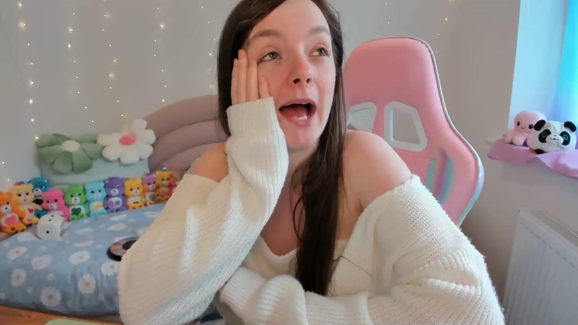 Gallery image thumbnail from JessieBear_'s myfreecams stream on, 06/03/2024, 17:03 image 14 of 20