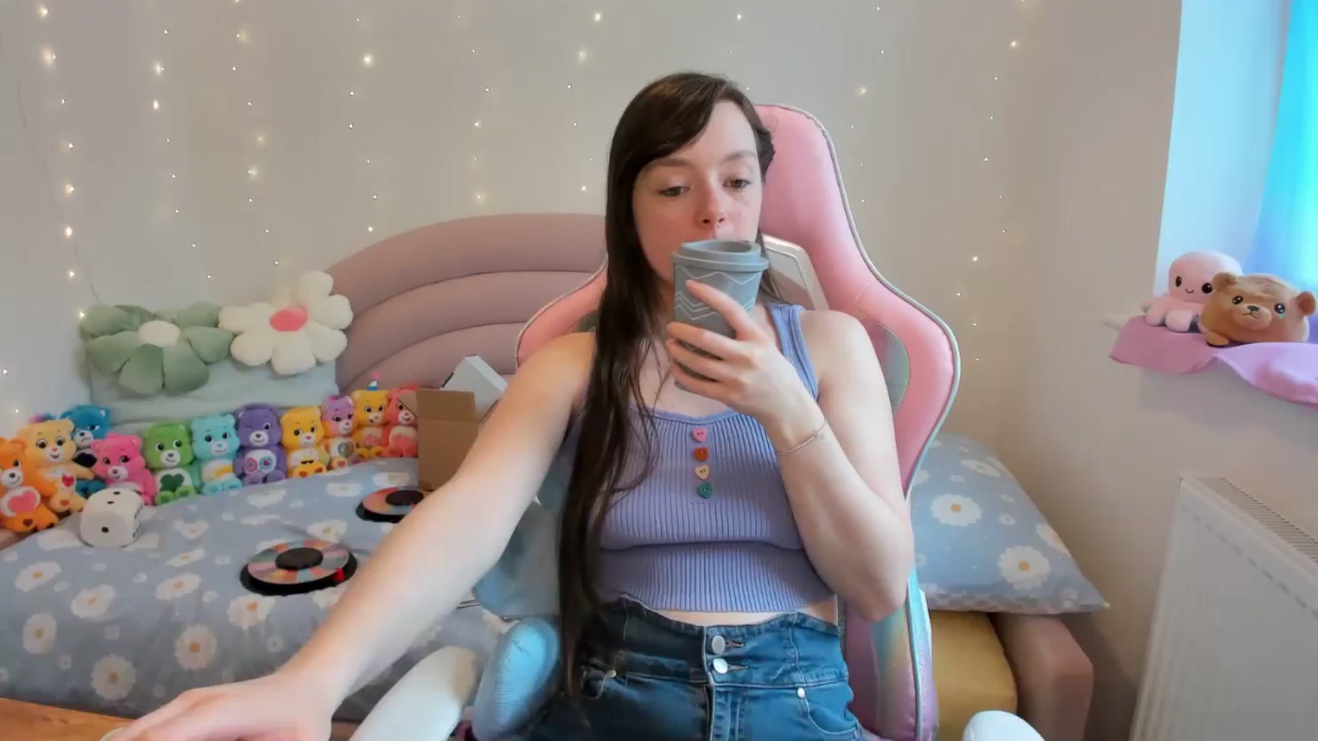 Gallery image thumbnail from JessieBear_'s myfreecams stream on, 06/04/2024, 13:39 image 14 of 20