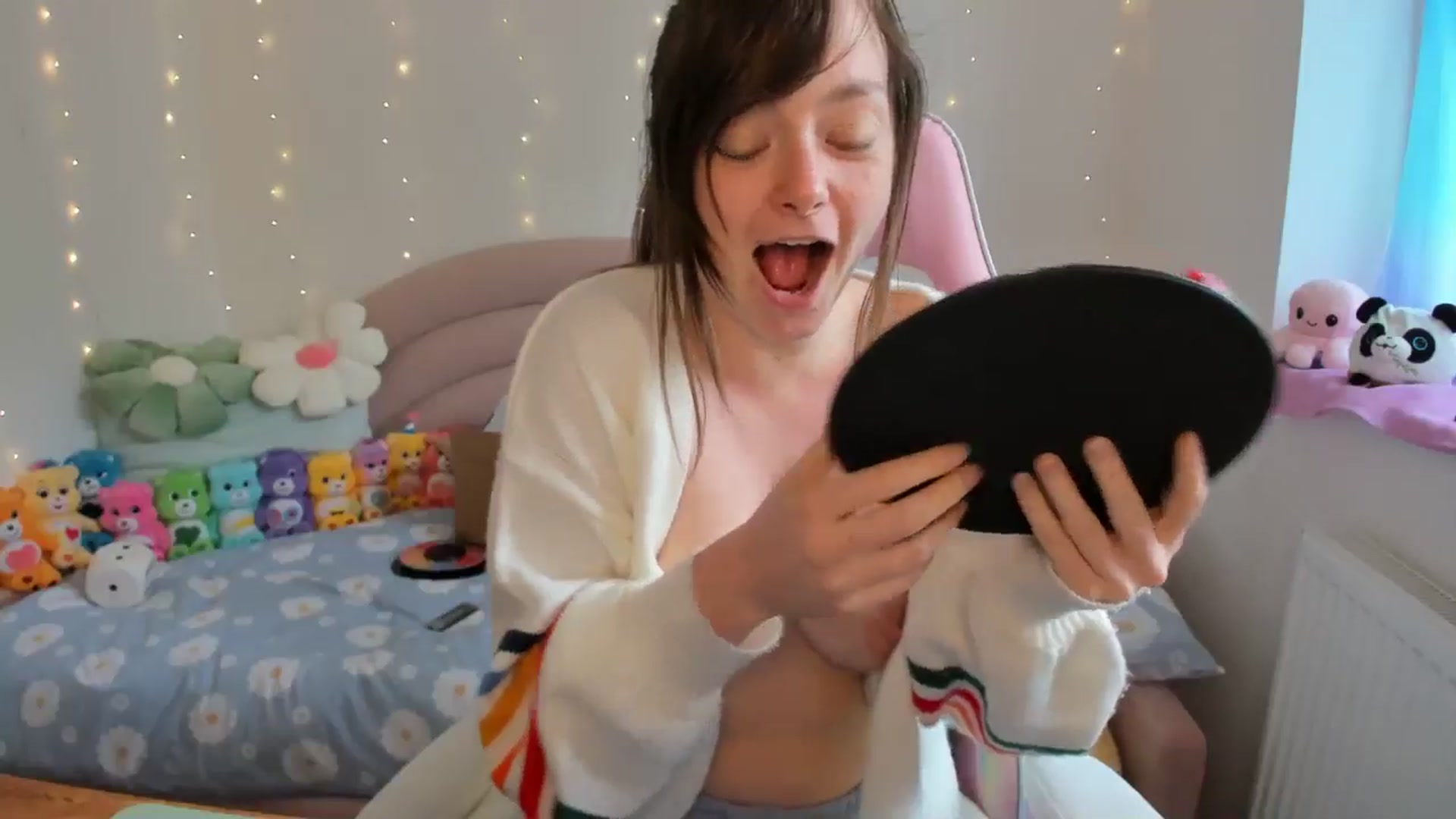 Gallery image thumbnail from JessieBear_'s myfreecams stream on, 06/04/2024, 17:34 image 12 of 20