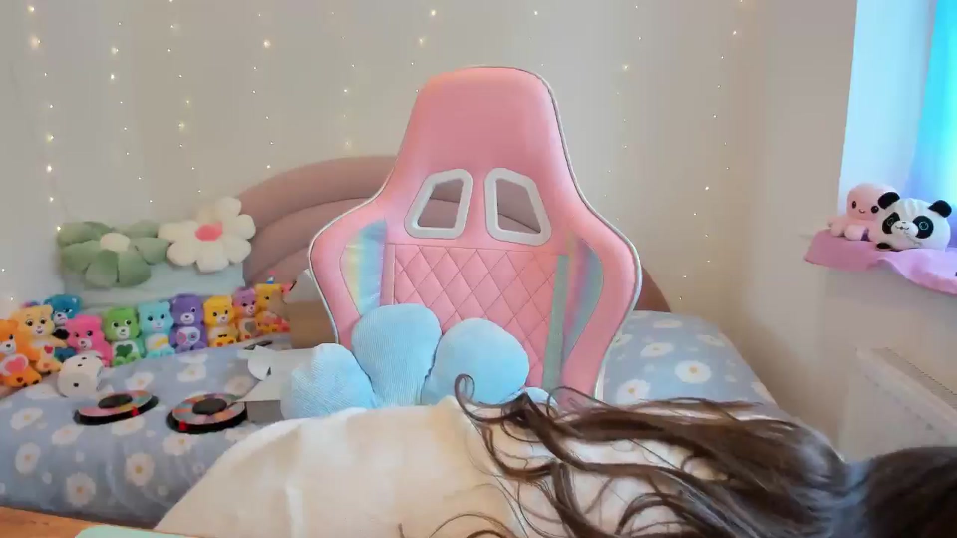Gallery image thumbnail from JessieBear_'s myfreecams stream on, 06/06/2024, 15:40 image 13 of 20