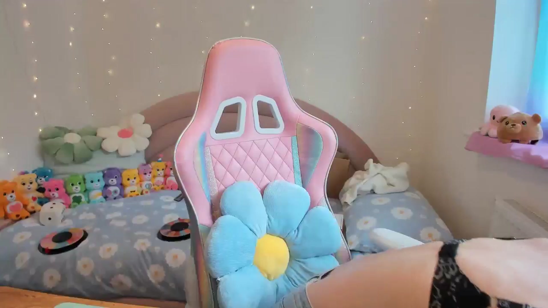 Gallery image thumbnail from JessieBear_'s myfreecams stream on, 06/18/2024, 13:20 image 12 of 20