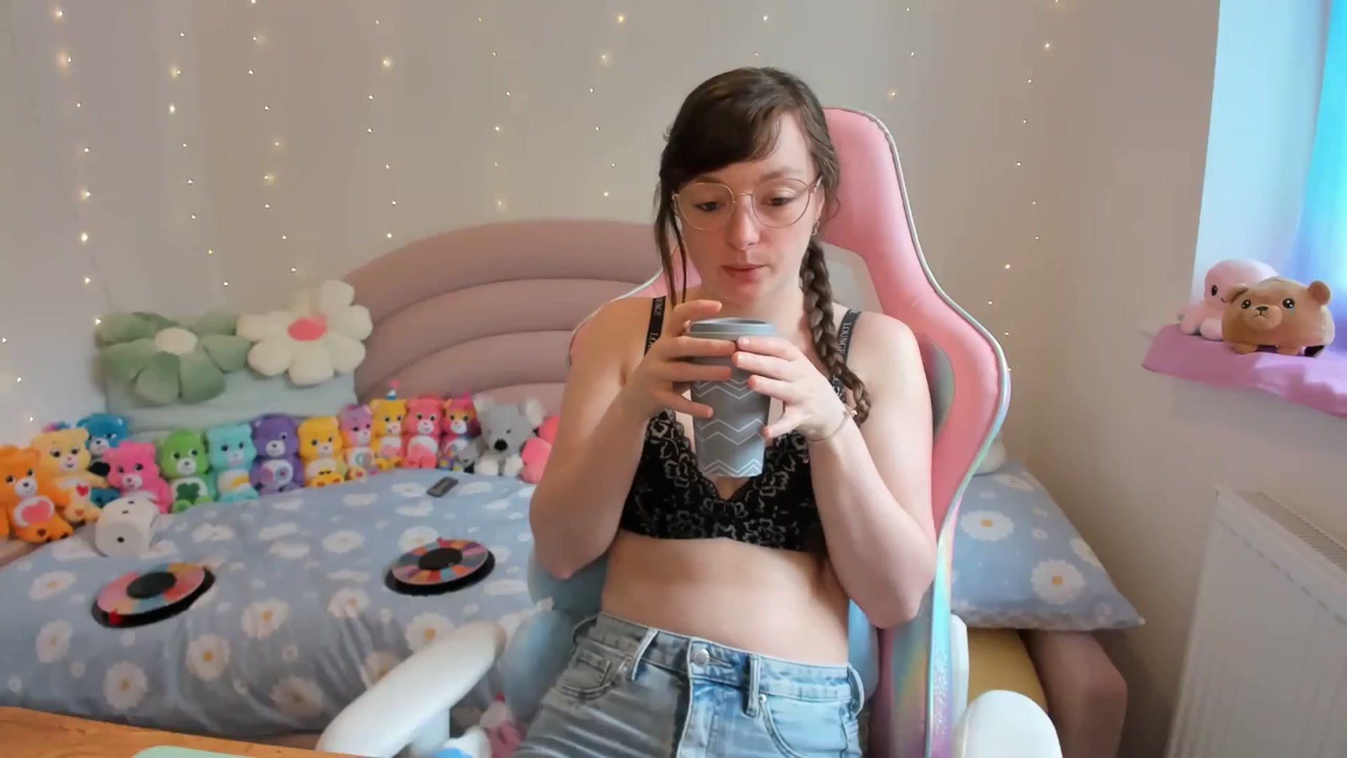 Gallery image thumbnail from JessieBear_'s myfreecams stream on, 06/18/2024, 13:20 image 8 of 20