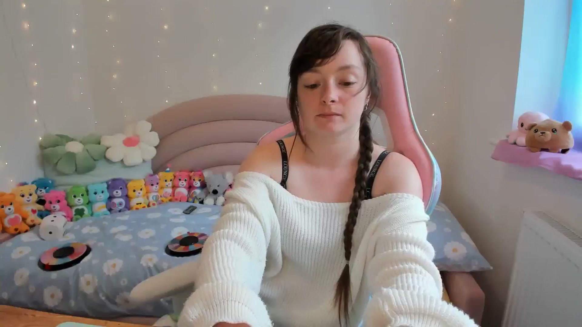 Gallery image thumbnail from JessieBear_'s myfreecams stream on, 06/18/2024, 16:10 image 7 of 20