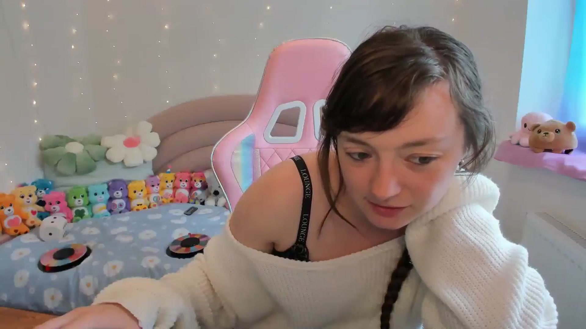 Gallery image thumbnail from JessieBear_'s myfreecams stream on, 06/18/2024, 16:10 image 16 of 20