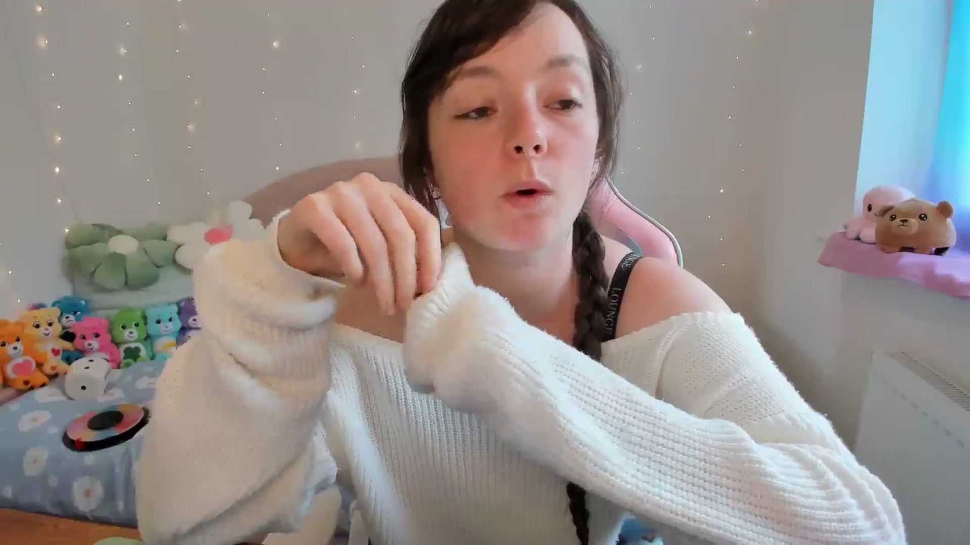 Gallery image thumbnail from JessieBear_'s myfreecams stream on, 06/18/2024, 16:10 image 14 of 20
