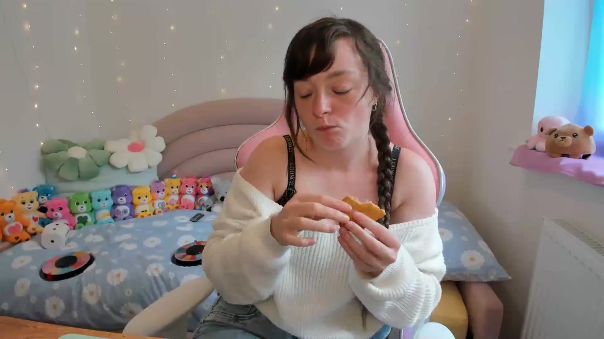 Gallery image thumbnail from JessieBear_'s myfreecams stream on, 06/18/2024, 16:10 image 3 of 20
