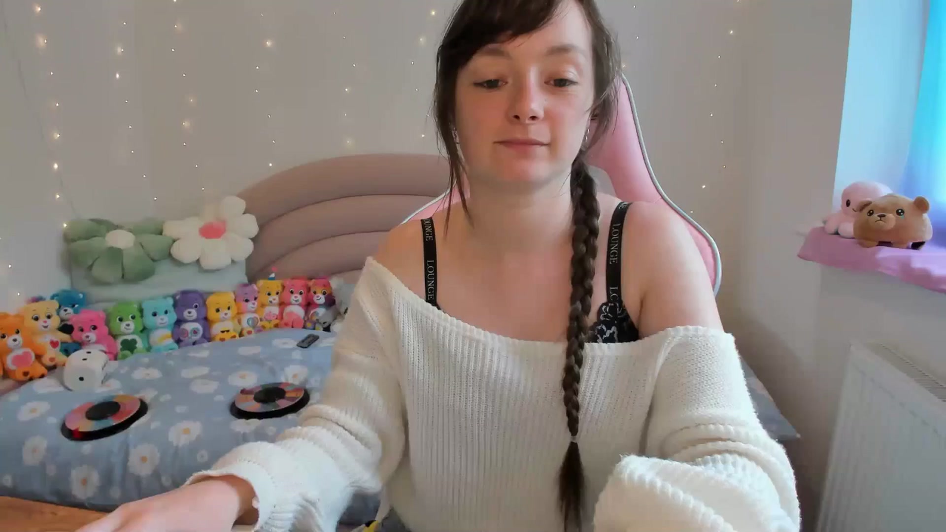 Gallery image thumbnail from JessieBear_'s myfreecams stream on, 06/18/2024, 17:09 image 2 of 20