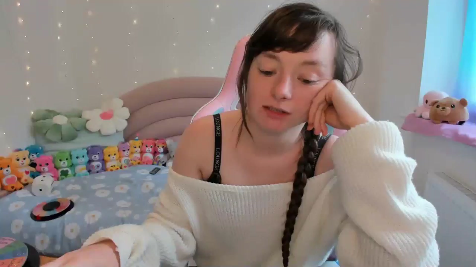 Gallery image thumbnail from JessieBear_'s myfreecams stream on, 06/18/2024, 17:09 image 14 of 20