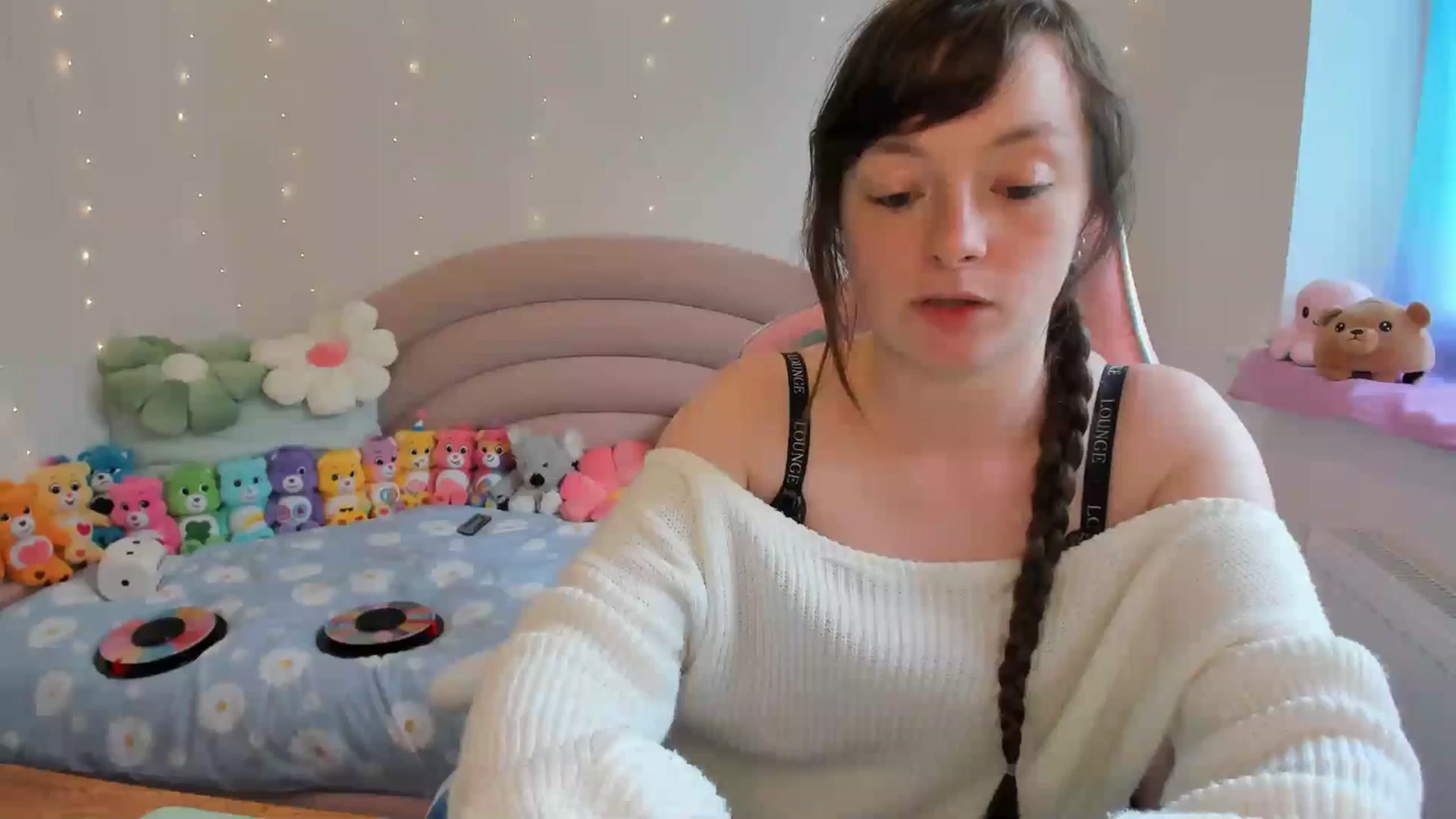 Gallery image thumbnail from JessieBear_'s myfreecams stream on, 06/18/2024, 17:09 image 4 of 20
