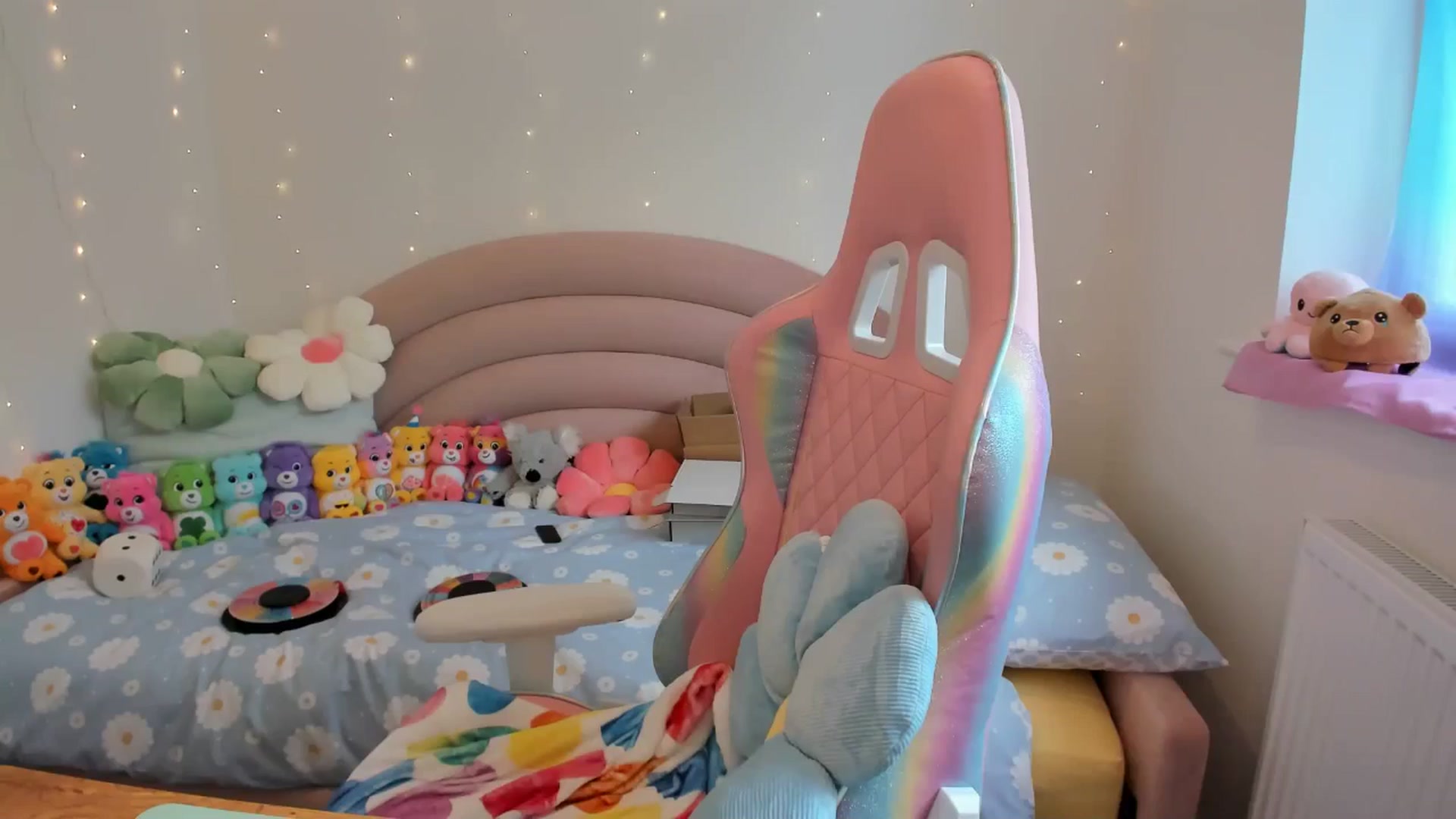Gallery image thumbnail from JessieBear_'s myfreecams stream on, 06/19/2024, 16:19 image 7 of 20