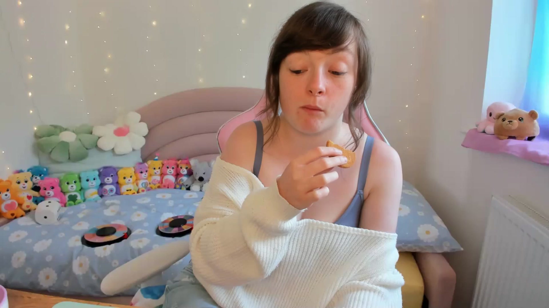 Gallery image thumbnail from JessieBear_'s myfreecams stream on, 06/19/2024, 16:19 image 18 of 20
