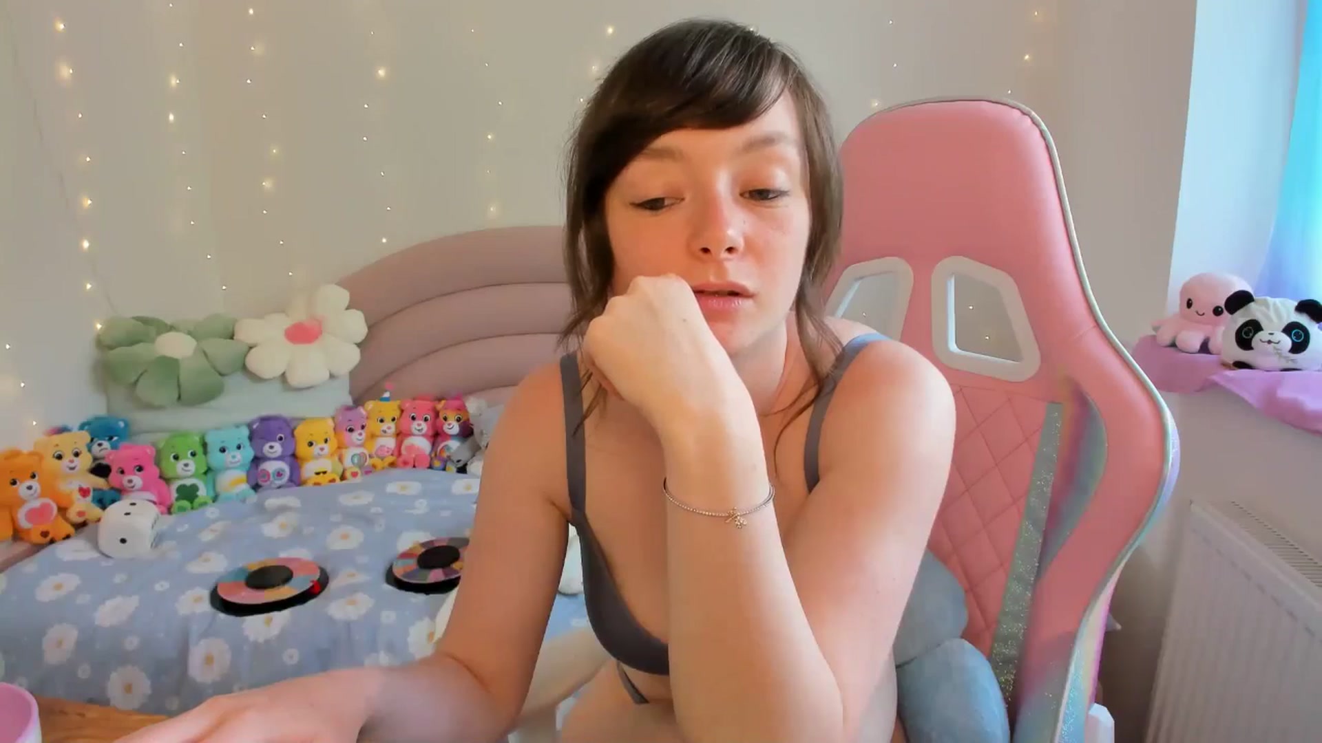 Gallery image thumbnail from JessieBear_'s myfreecams stream on, 06/19/2024, 17:05 image 18 of 20