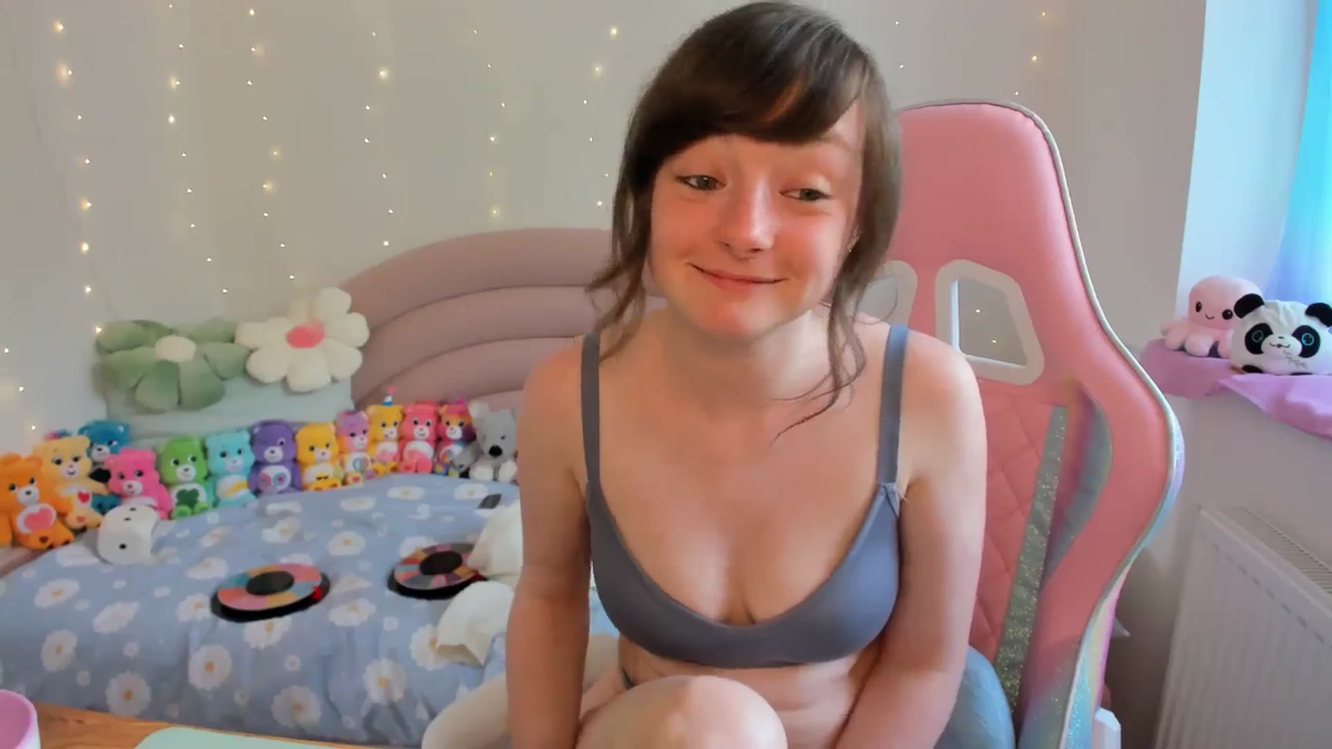 Gallery image thumbnail from JessieBear_'s myfreecams stream on, 06/19/2024, 17:05 image 17 of 20