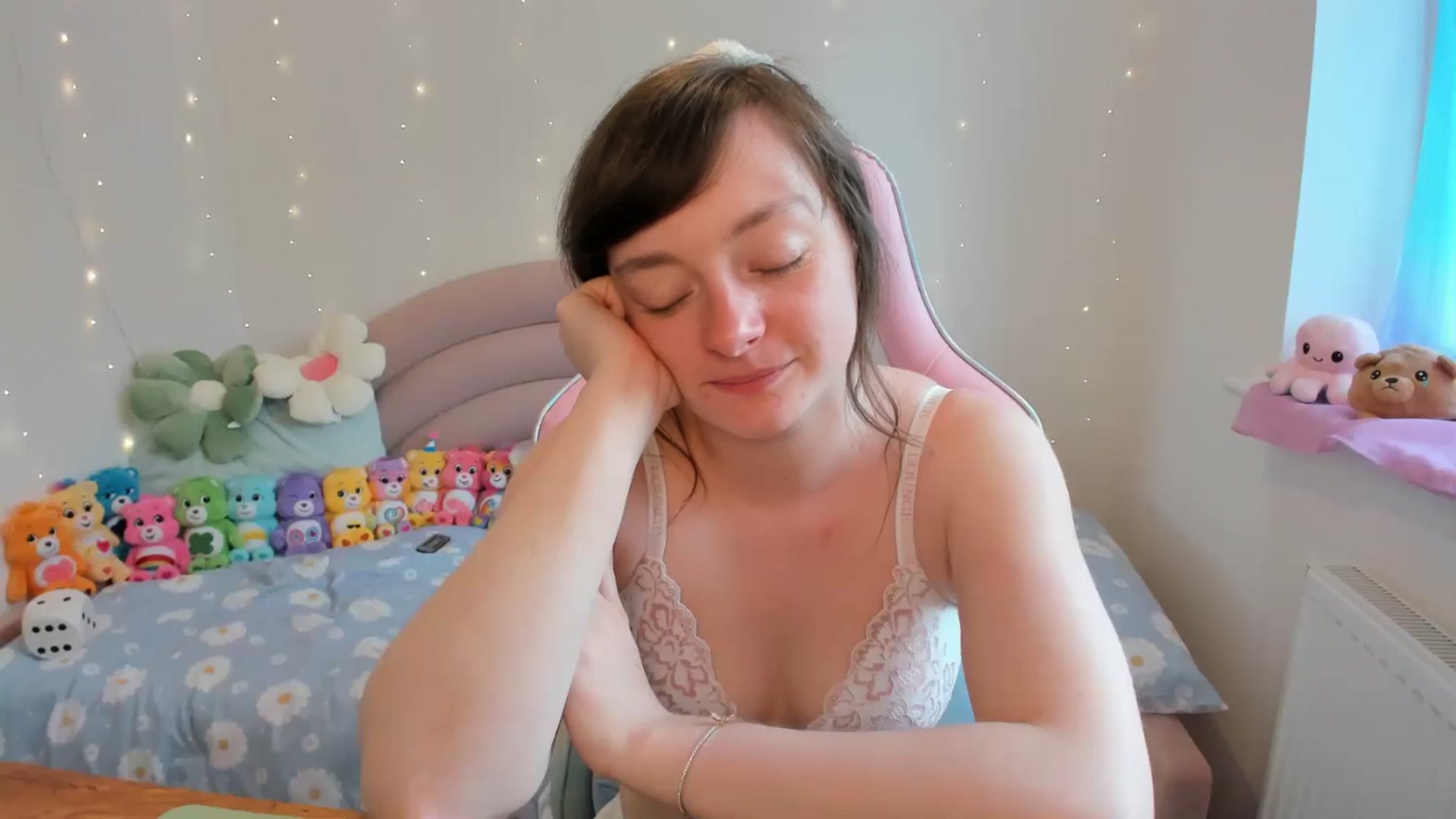 Gallery image thumbnail from JessieBear_'s myfreecams stream on, 06/21/2024, 15:37 image 4 of 20