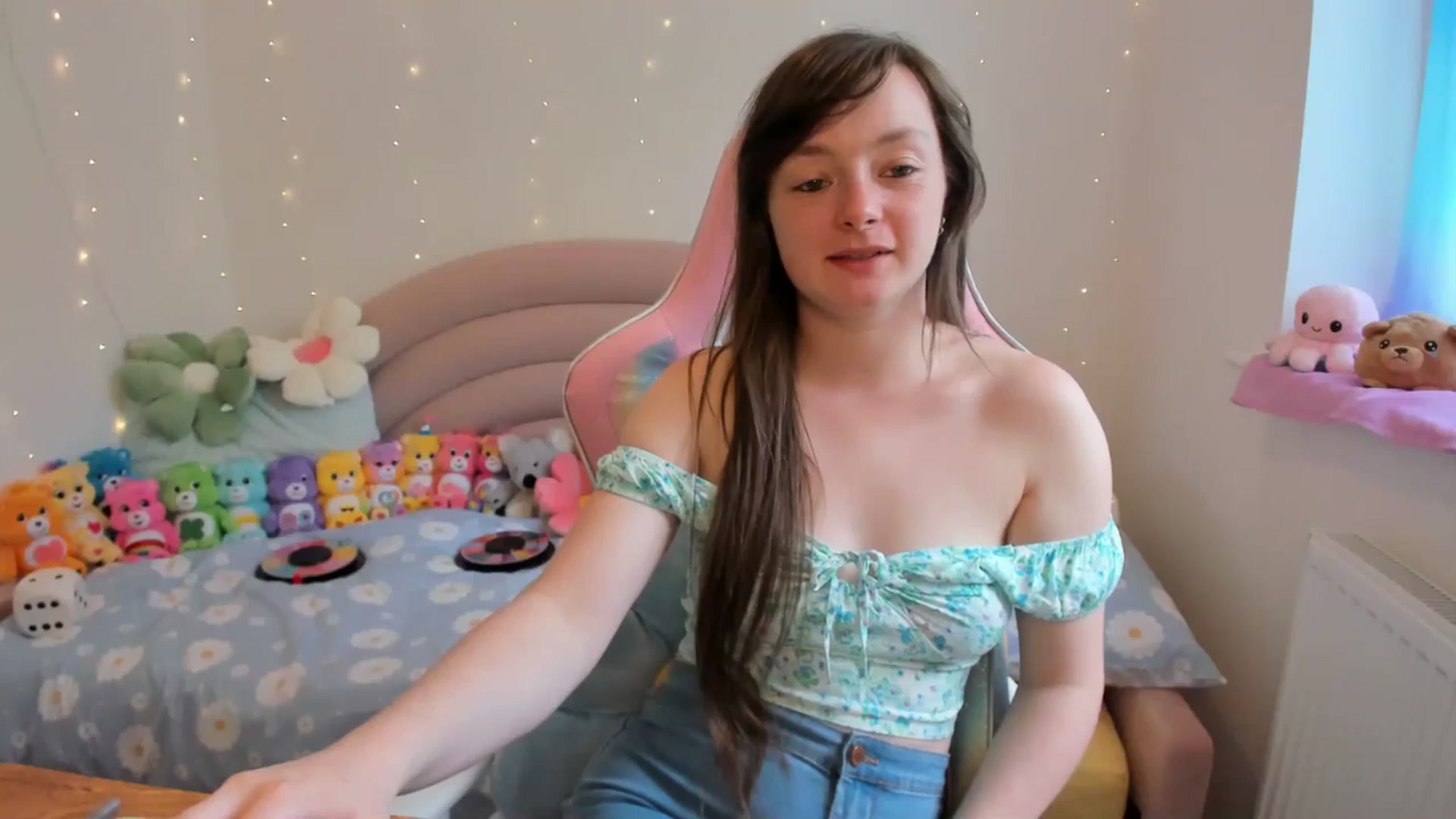 Gallery image thumbnail from JessieBear_'s myfreecams stream on, 06/24/2024, 14:39 image 7 of 20