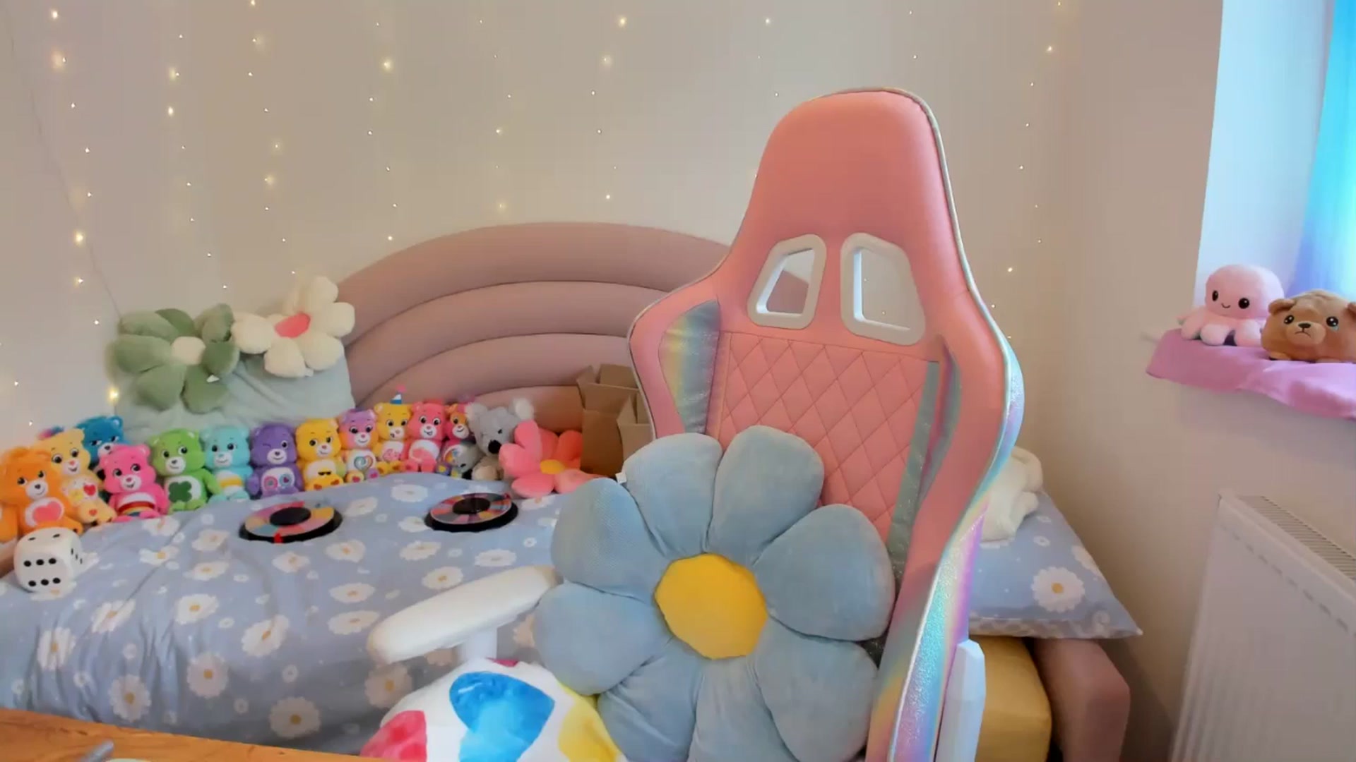 Gallery image thumbnail from JessieBear_'s myfreecams stream on, 06/24/2024, 14:39 image 16 of 20