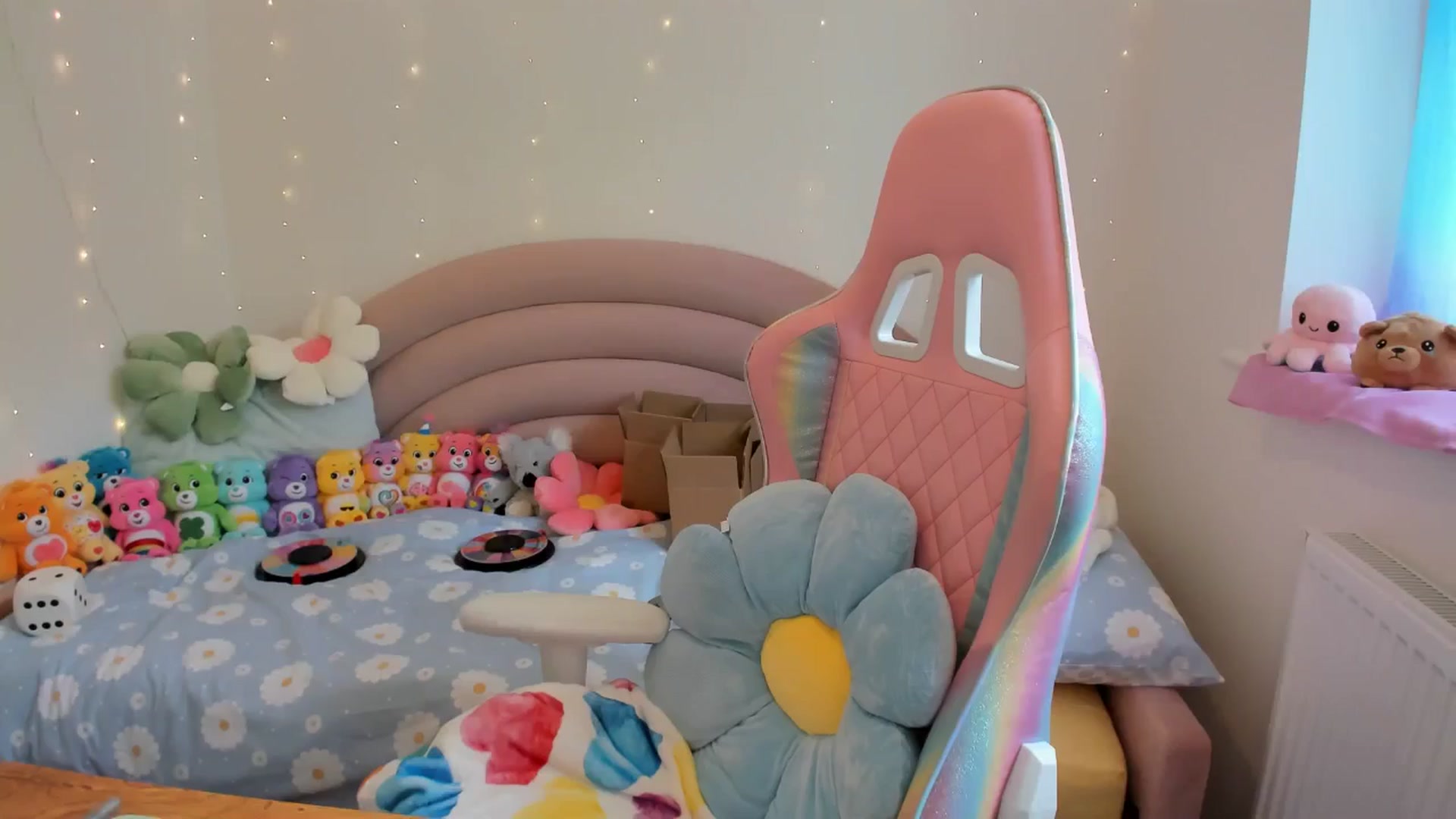 Gallery image thumbnail from JessieBear_'s myfreecams stream on, 06/24/2024, 15:23 image 1 of 20