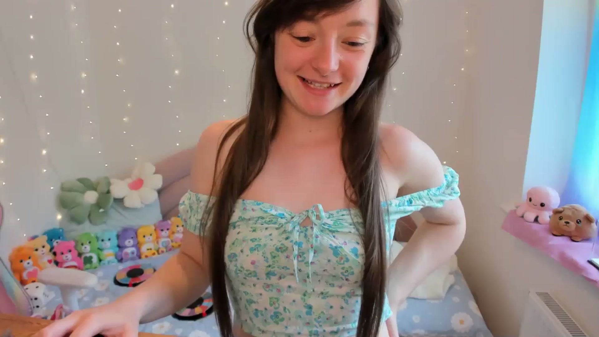 Gallery image thumbnail from JessieBear_'s myfreecams stream on, 06/24/2024, 17:15 image 17 of 20