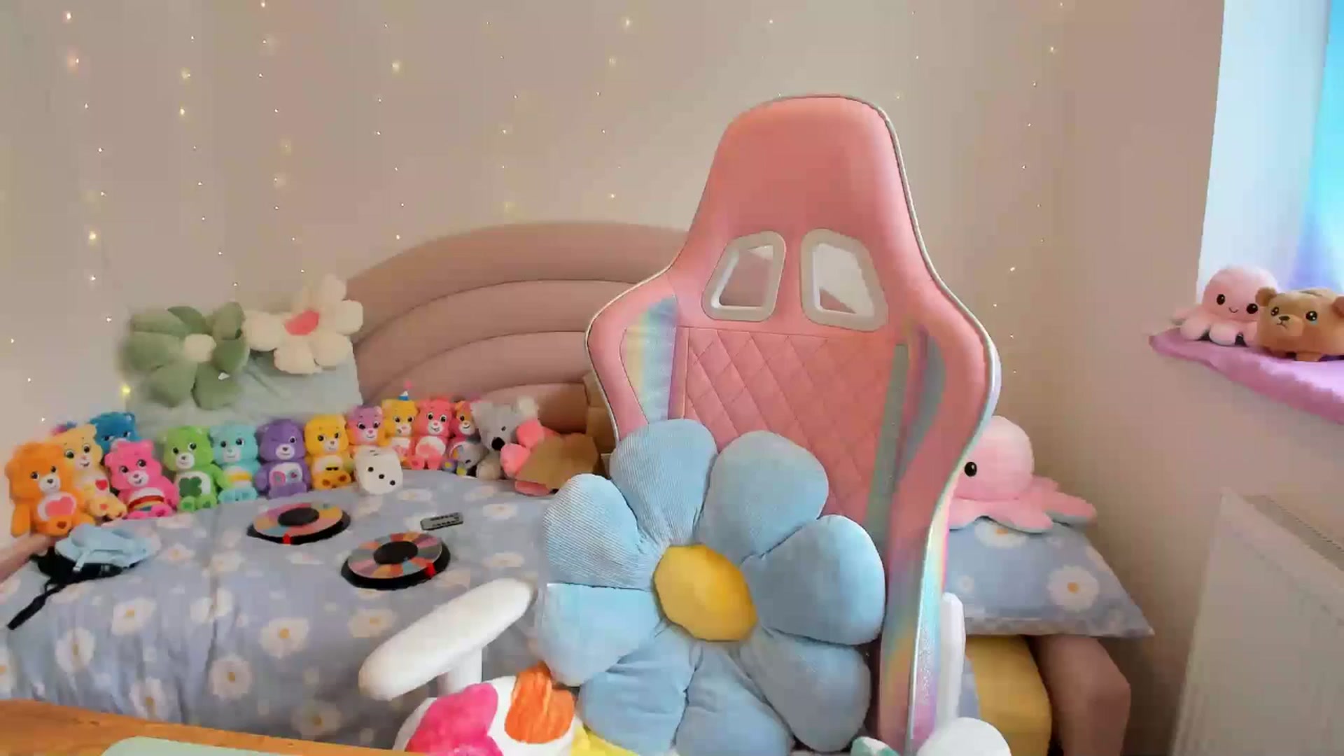 Gallery image thumbnail from JessieBear_'s myfreecams stream on, 06/27/2024, 16:05 image 9 of 20