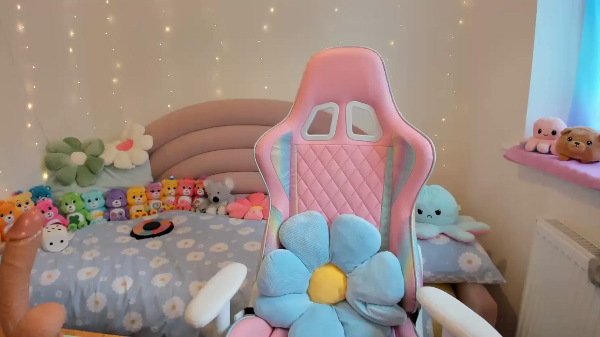 Gallery image thumbnail from JessieBear_'s myfreecams stream on, 07/16/2024, 17:12 image 12 of 20