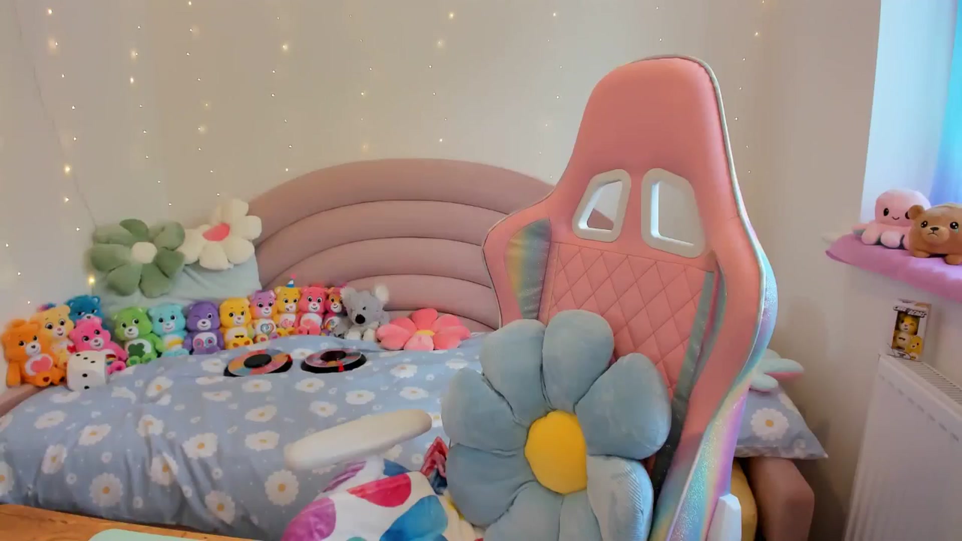 Gallery image thumbnail from JessieBear_'s myfreecams stream on, 07/19/2024, 15:23 image 13 of 20
