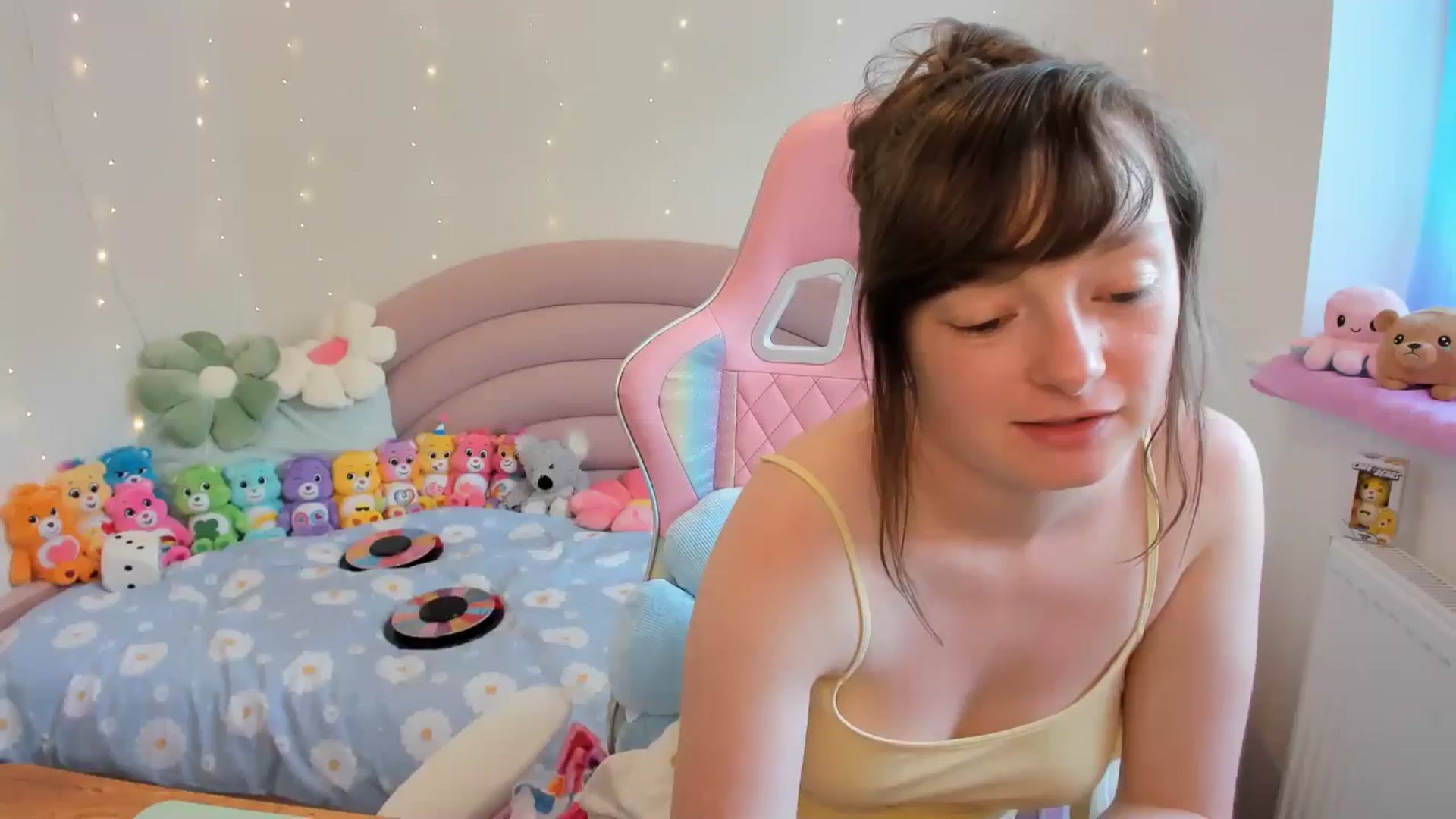 Gallery image thumbnail from JessieBear_'s myfreecams stream on, 07/19/2024, 17:35 image 1 of 20