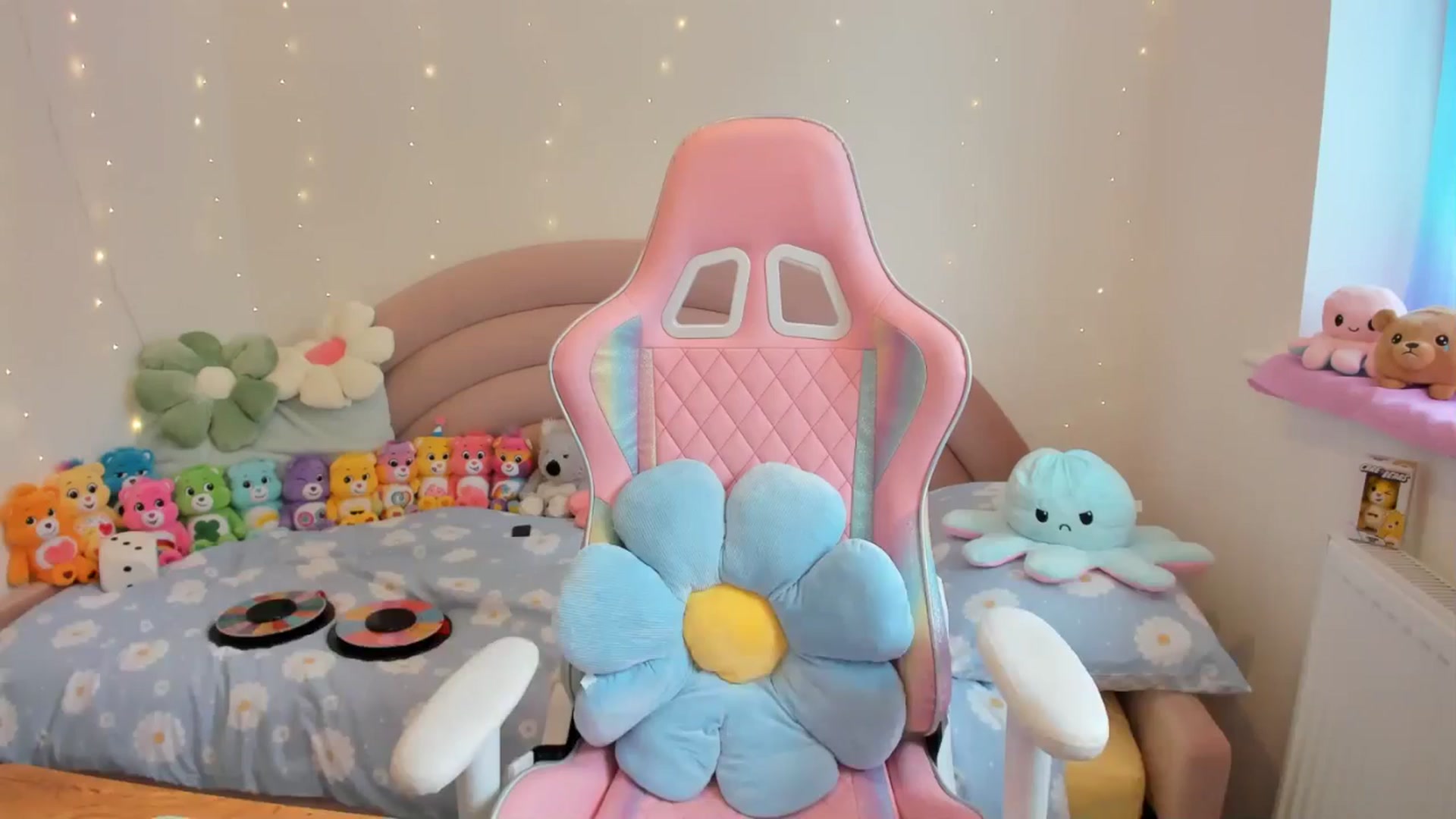 Gallery image thumbnail from JessieBear_'s myfreecams stream on, 07/25/2024, 14:13 image 15 of 20