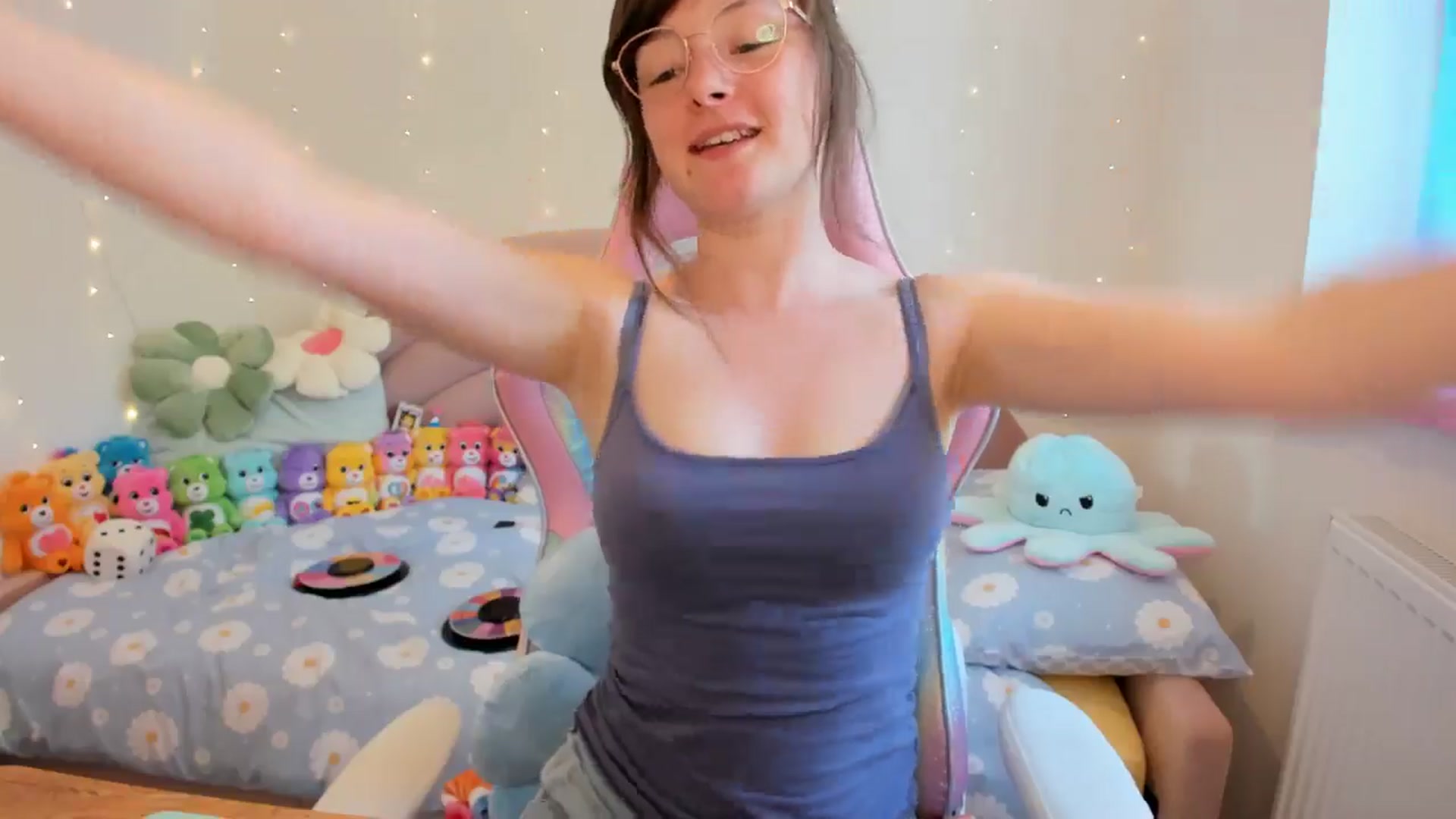 Gallery image thumbnail from JessieBear_'s myfreecams stream on, 07/29/2024, 15:17 image 3 of 20
